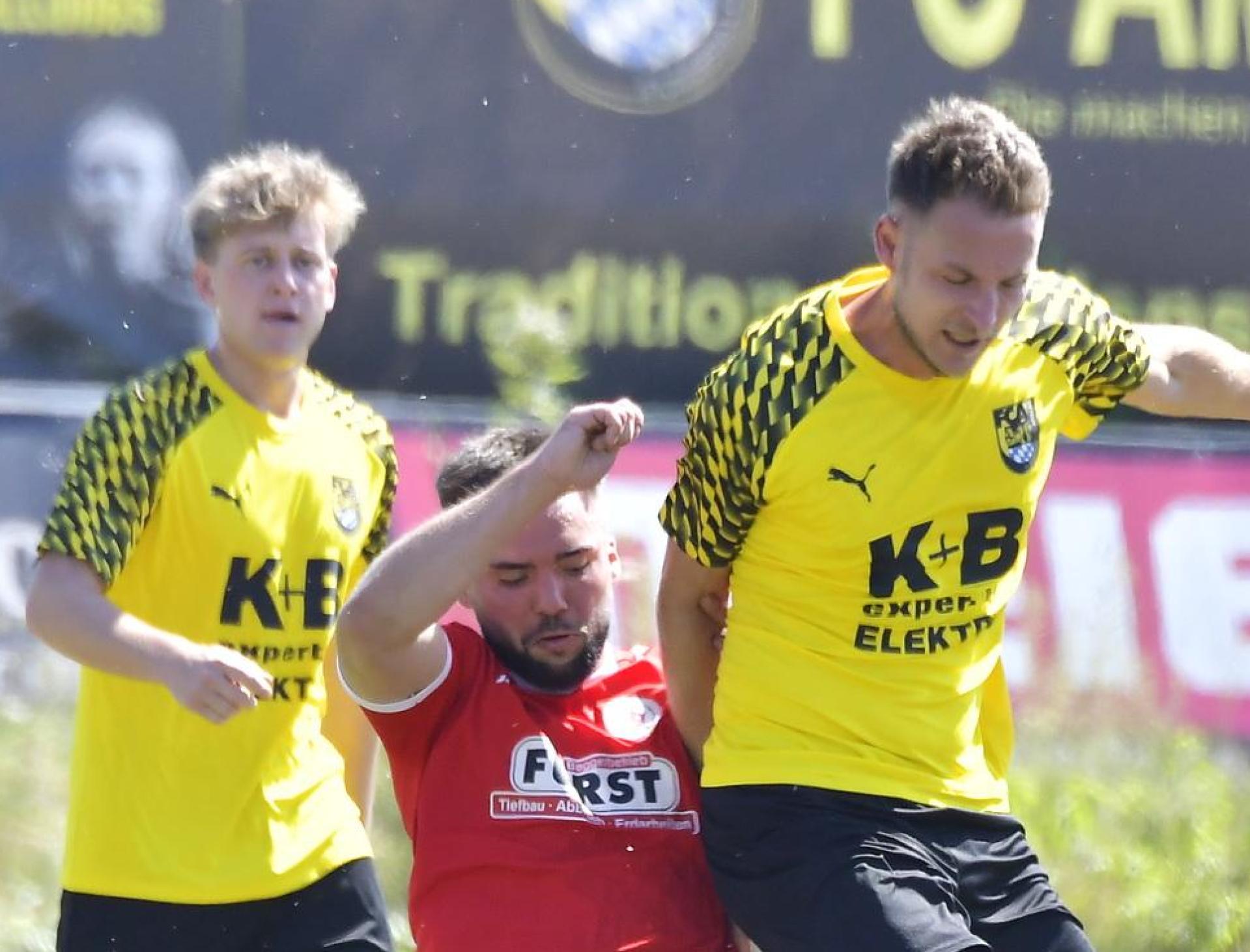 Ein kleiner Befreiungsschlag für Matthias Graf (rechts, Szene aus einem früheren Spiel) und den FC Amberg: am Freitagabend gelang den Ambergern ein 3:0-Auswärtssieg gegen Bad Kötzting. (Archivbild: Hubert Ziegler)