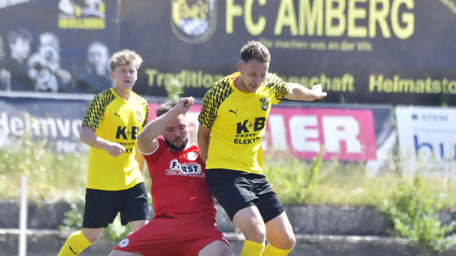 Ein kleiner Befreiungsschlag für Matthias Graf (rechts, Szene aus einem früheren Spiel) und den FC Amberg: am Freitagabend gelang den Ambergern ein 3:0-Auswärtssieg gegen Bad Kötzting. (Archivbild: Hubert Ziegler)