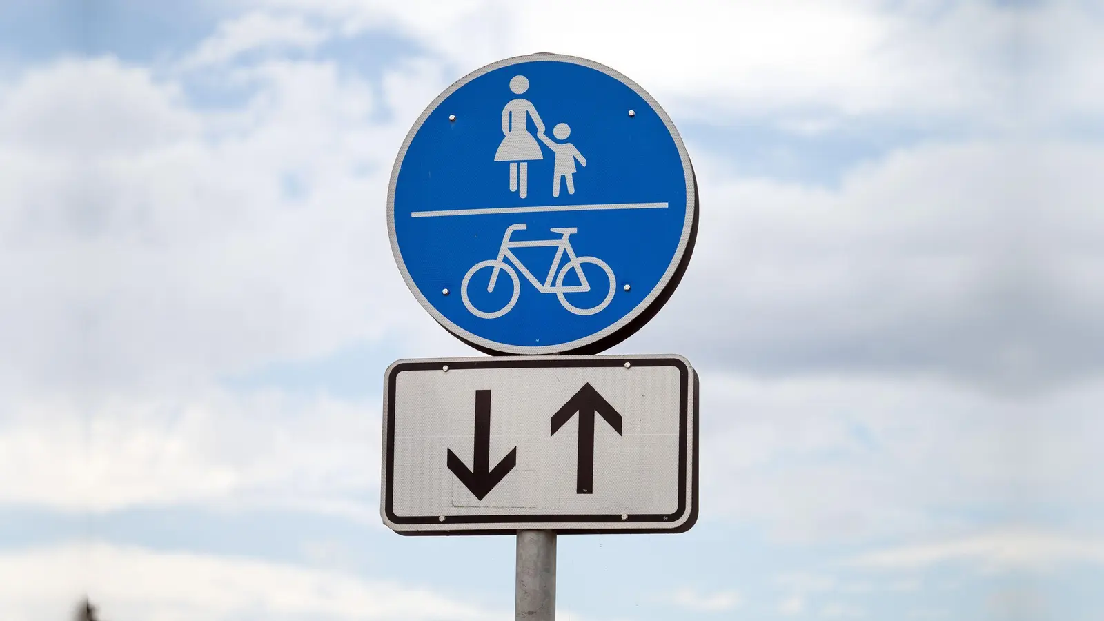 Der Geh- und Radweg am Kaiser-Ludwig-Ring in Amberg muss wegen Baumpflegearbeiten gesperrt werden. (Symbolbild: Soeren Stache/dpa/dpa-tmn)