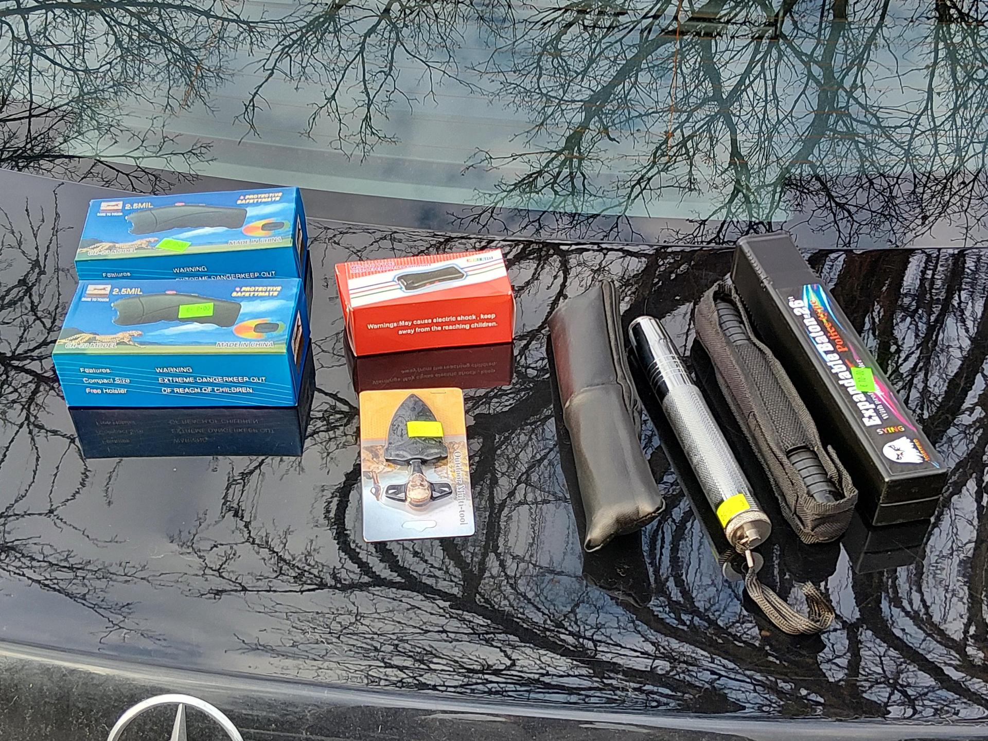 Die Bundespolizeiinspektion Waidhaus hat am Wochenende bei Kontrollen auf der A6 und in Waldsassen zahlreiche Waffen und verbotene Pyrotechnik sichergestellt. (Symbolbild: Bundespolizei)