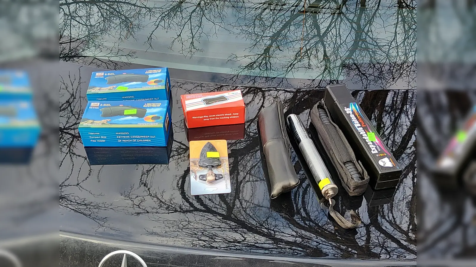 Die Bundespolizeiinspektion Waidhaus hat am Wochenende bei Kontrollen auf der A6 und in Waldsassen zahlreiche Waffen und verbotene Pyrotechnik sichergestellt. (Symbolbild: Bundespolizei)