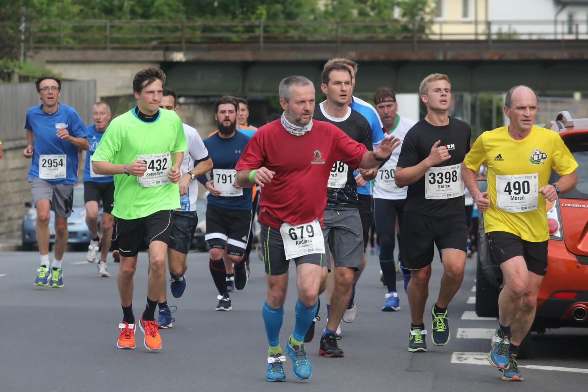Fast geschafft! Auch 2019 führte die Strecke auf der Neustädter Straße stadtauswärts Richtung Ziel. (Archivbild: Wolfgang Steinbacher)