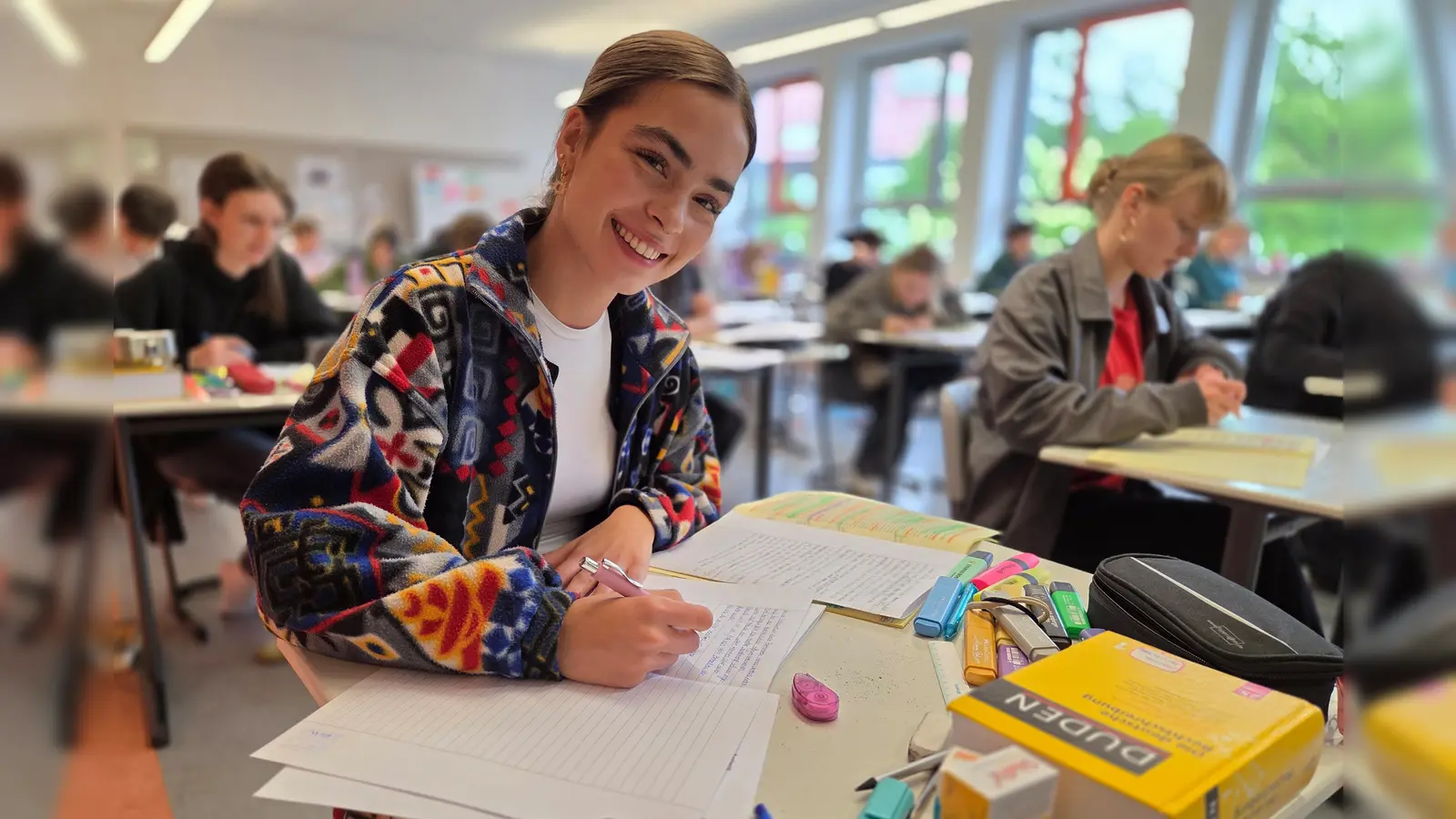Die Schülerinnen und Schüler der FOSBOS Amberg während ihrer Abschlussprüfung im Fach Deutsch. (Bild: Heidi Selch-Witt)