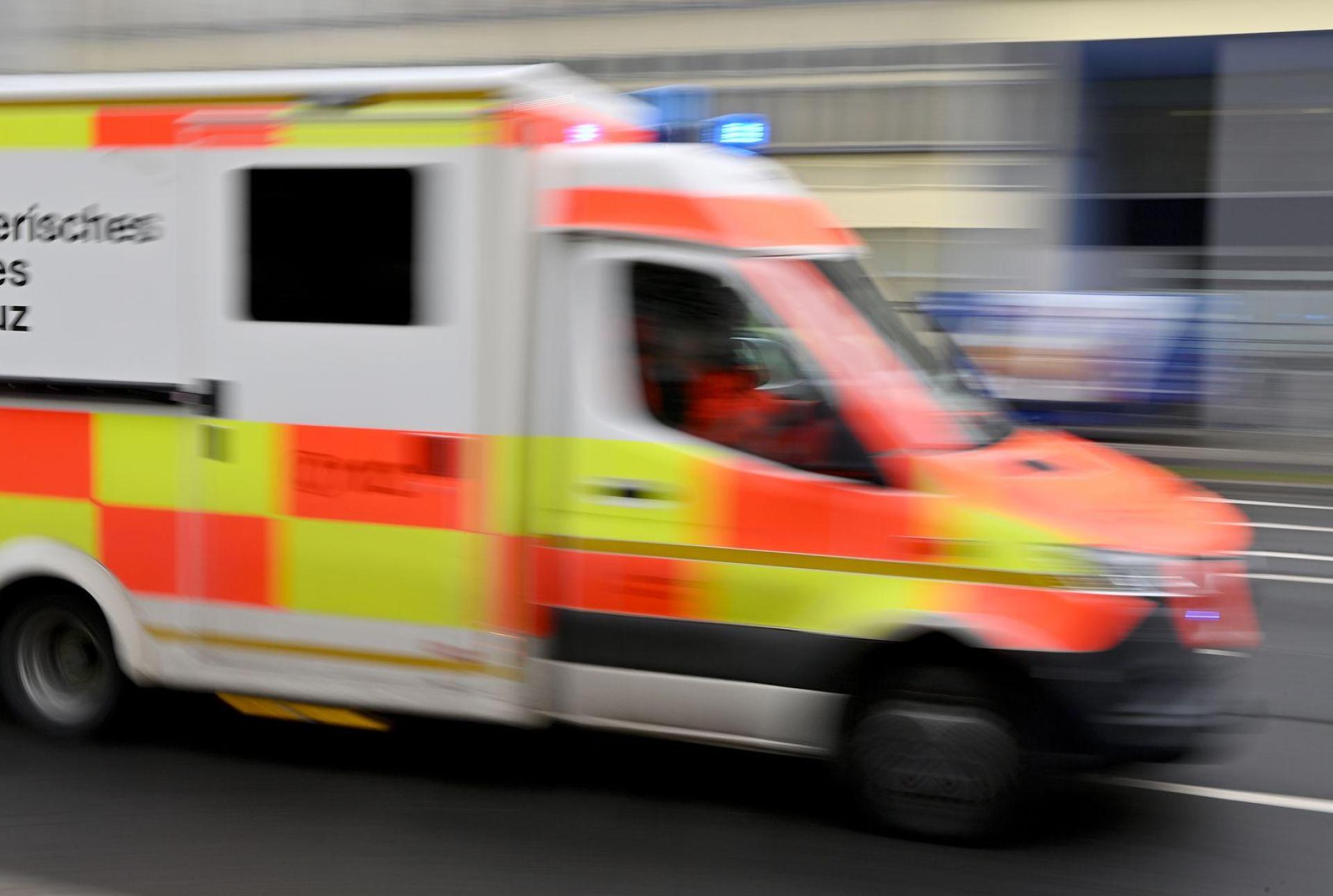 Ein schwerer Unfall hat sich im Landkreis Amberg-Sulzbach ereignet. (Symbolbild: Peter Kneffel/dpa)