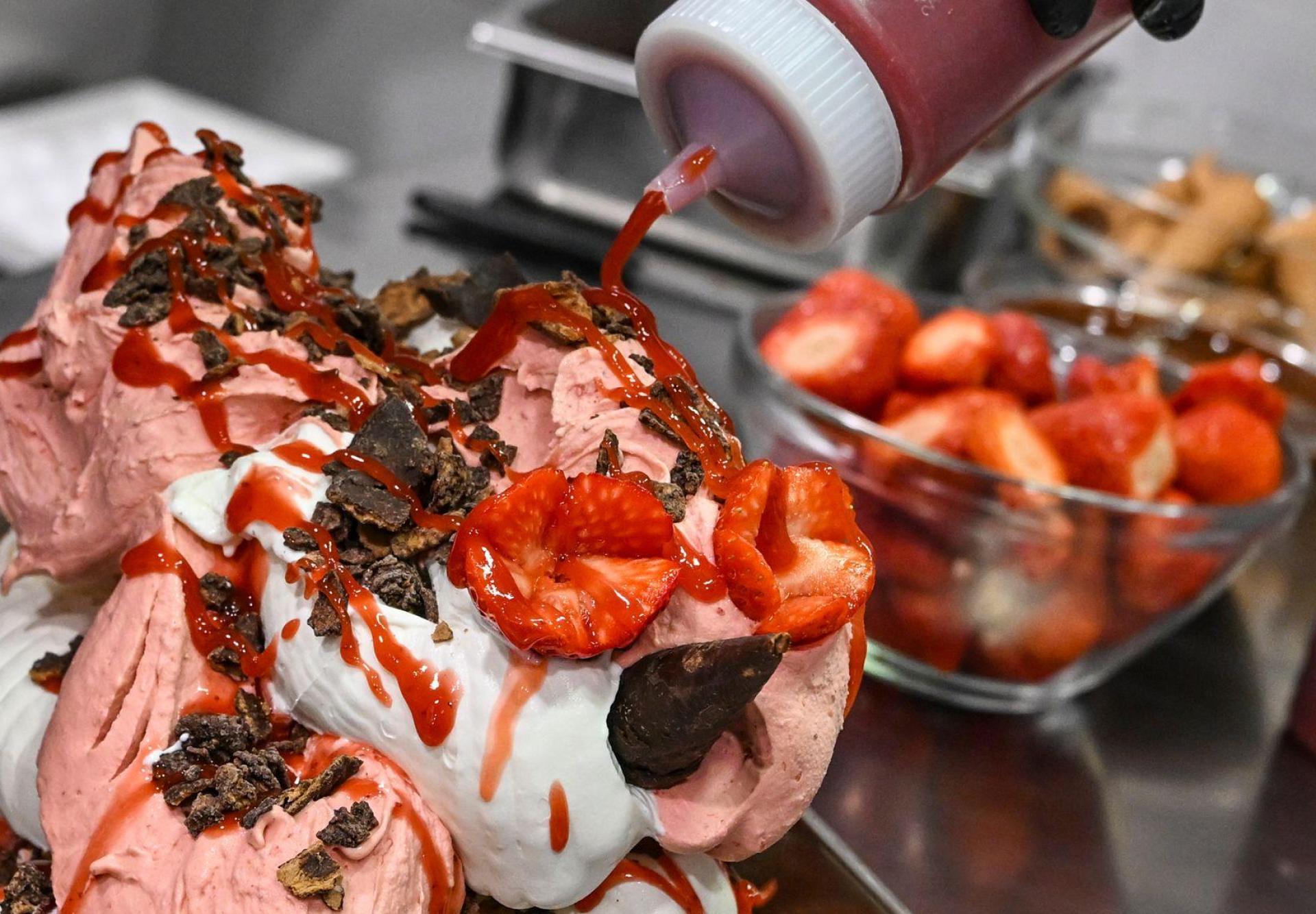 Pinocchio ist eine Melange aus Milcheis und Erdbeersorbet. (Bild: Jens Kalaene/dpa)