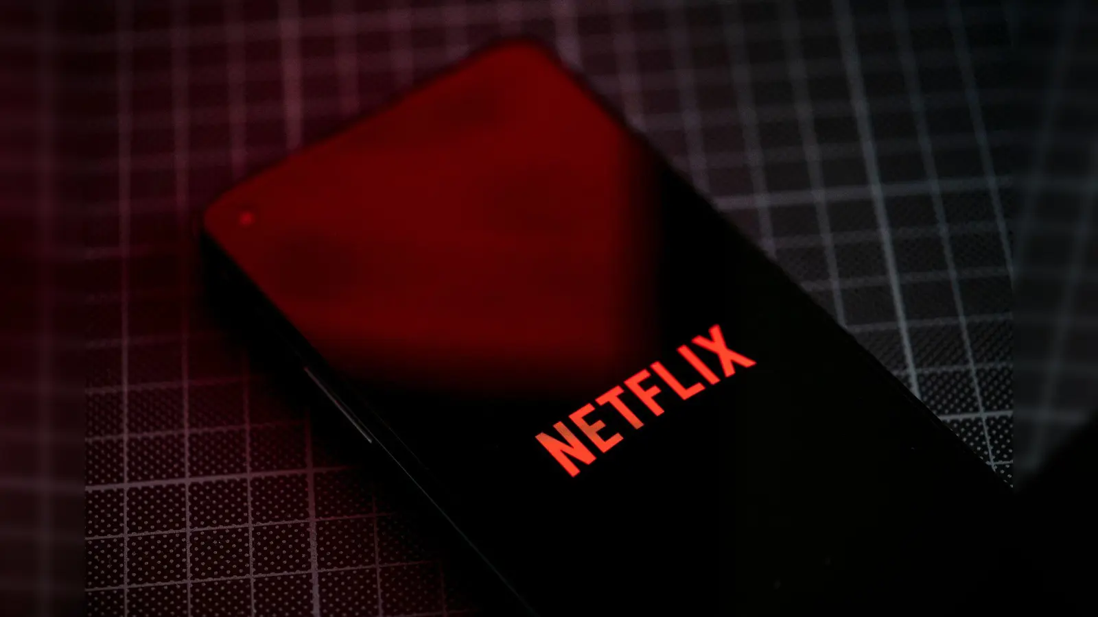 Nutzer der Netflix-App werden Clips im Hochformat zu sehen bekommen. (Archivbild) (Bild: Fabian Sommer/dpa)