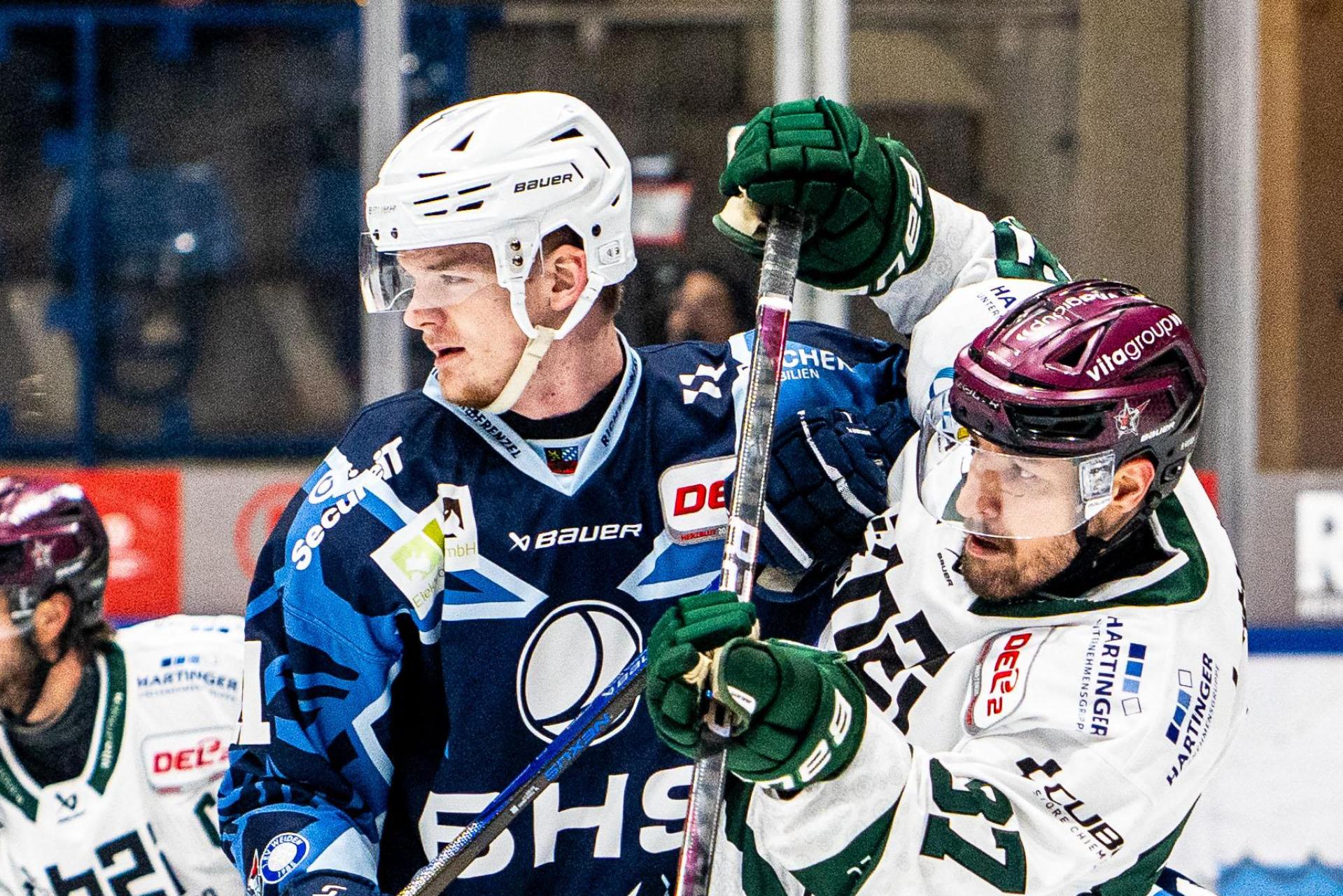 Luis Marusch (blaues Trikot) räumt in dieser Szene den Rosenheimer Fabian Dietz aus dem Weidener Torraum. Beim 3:1-Heimsieg der Blue Devils gegen Rosenheim steuerte der Verteidiger auch einen Treffer bei.  (Bild: Elke Englmaier)