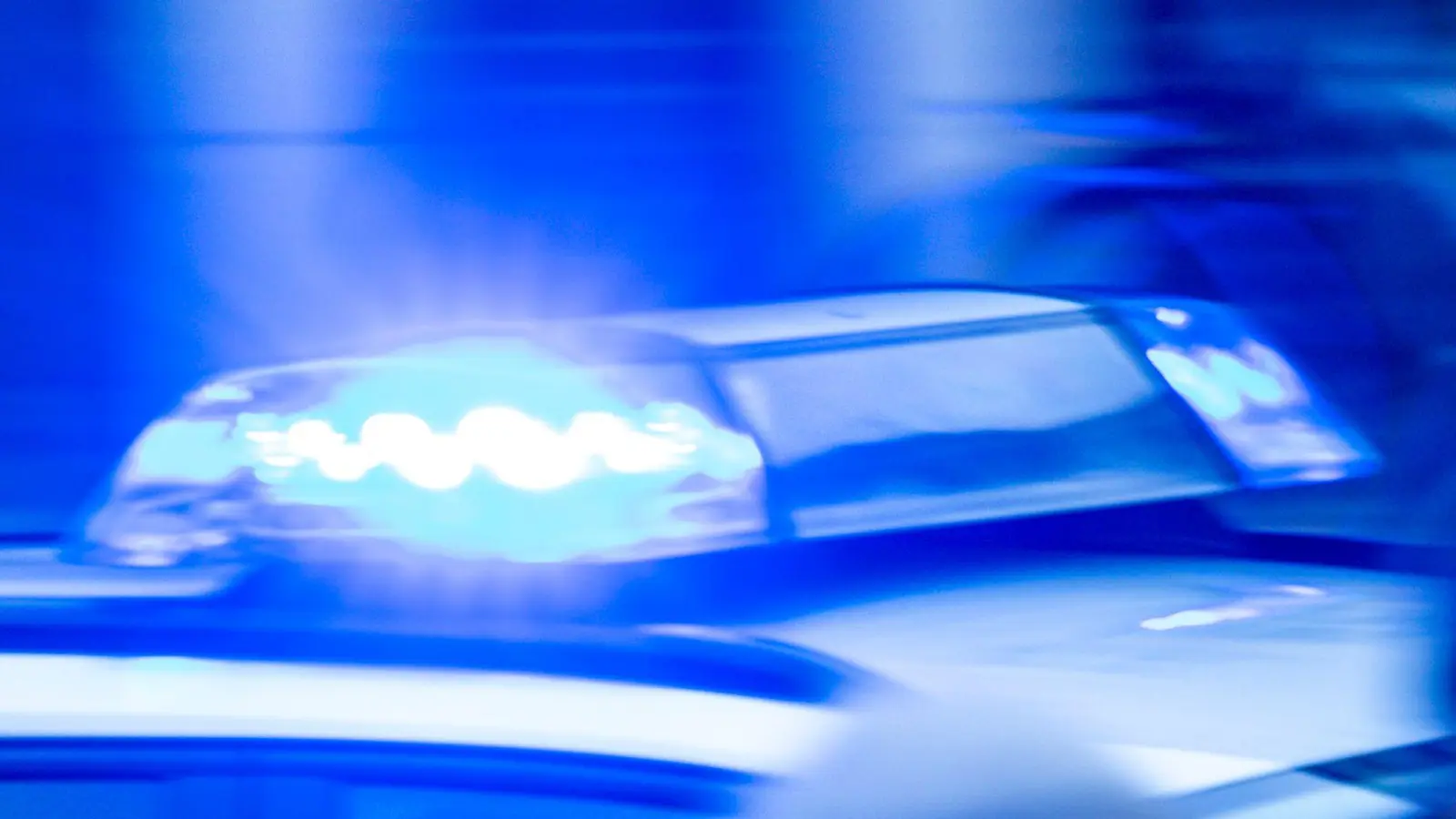 Eine Verfolgungsfahrt endet auf dem Feldweg - ein 18-Jähriger wird festgenommen. (Symbolbild: Jens Büttner/dpa)