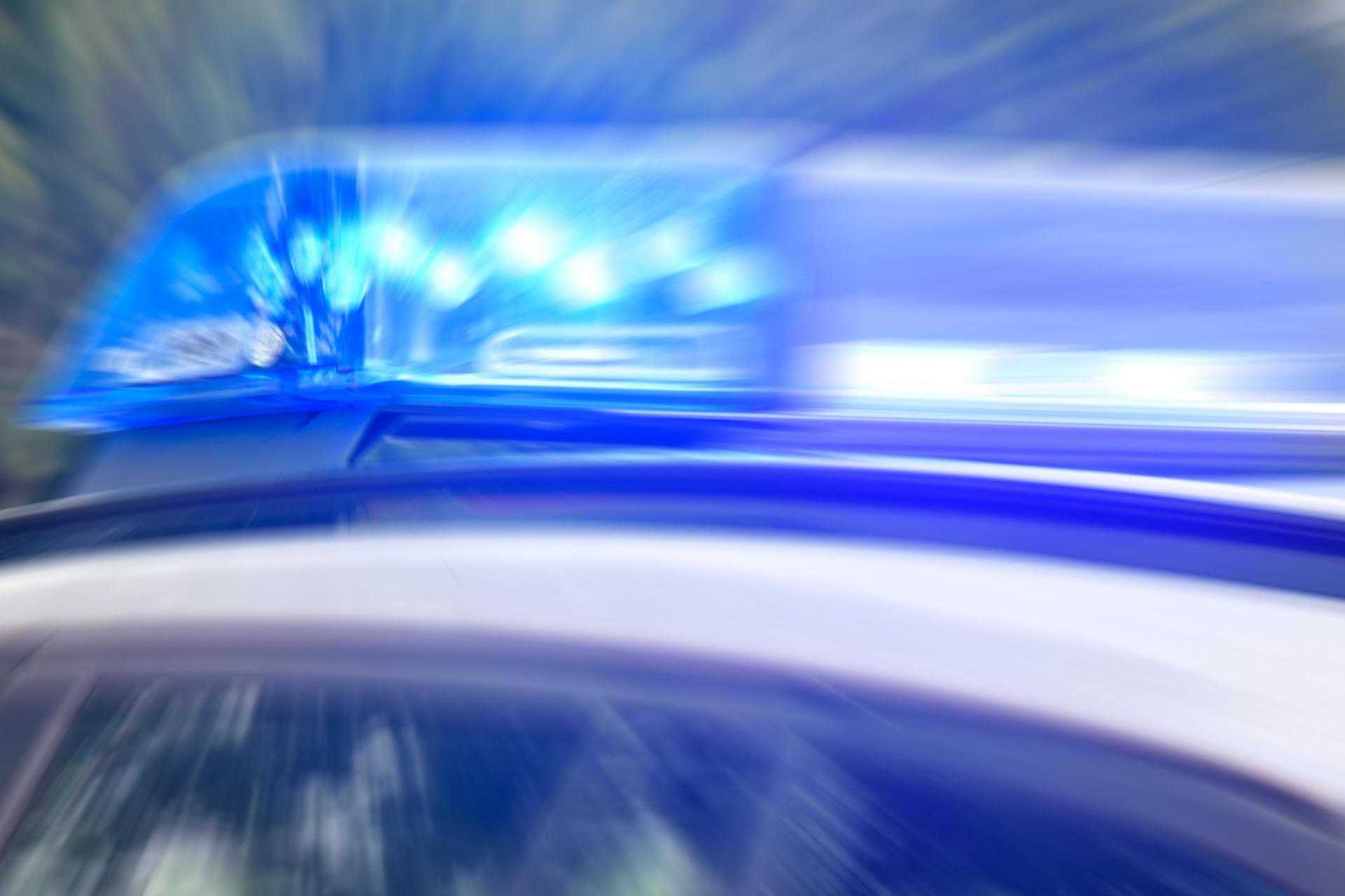 51.000 Euro Schaden und ein leicht verletzter Fahrer: Bei Berching ist ein Fahranfänger von der Straße abgekommen.  (Bild: Petra Hartl)