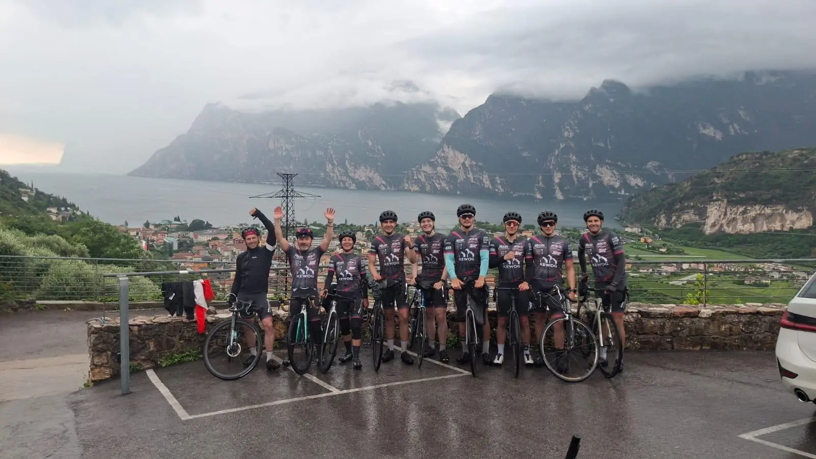 Nach hunderten Kilometern und kräftezehrenden Etappen erreicht das „Road2Riva”-Team sein Ziel Riva del Garda in Italien.  (Bild: Fiona Müllner)