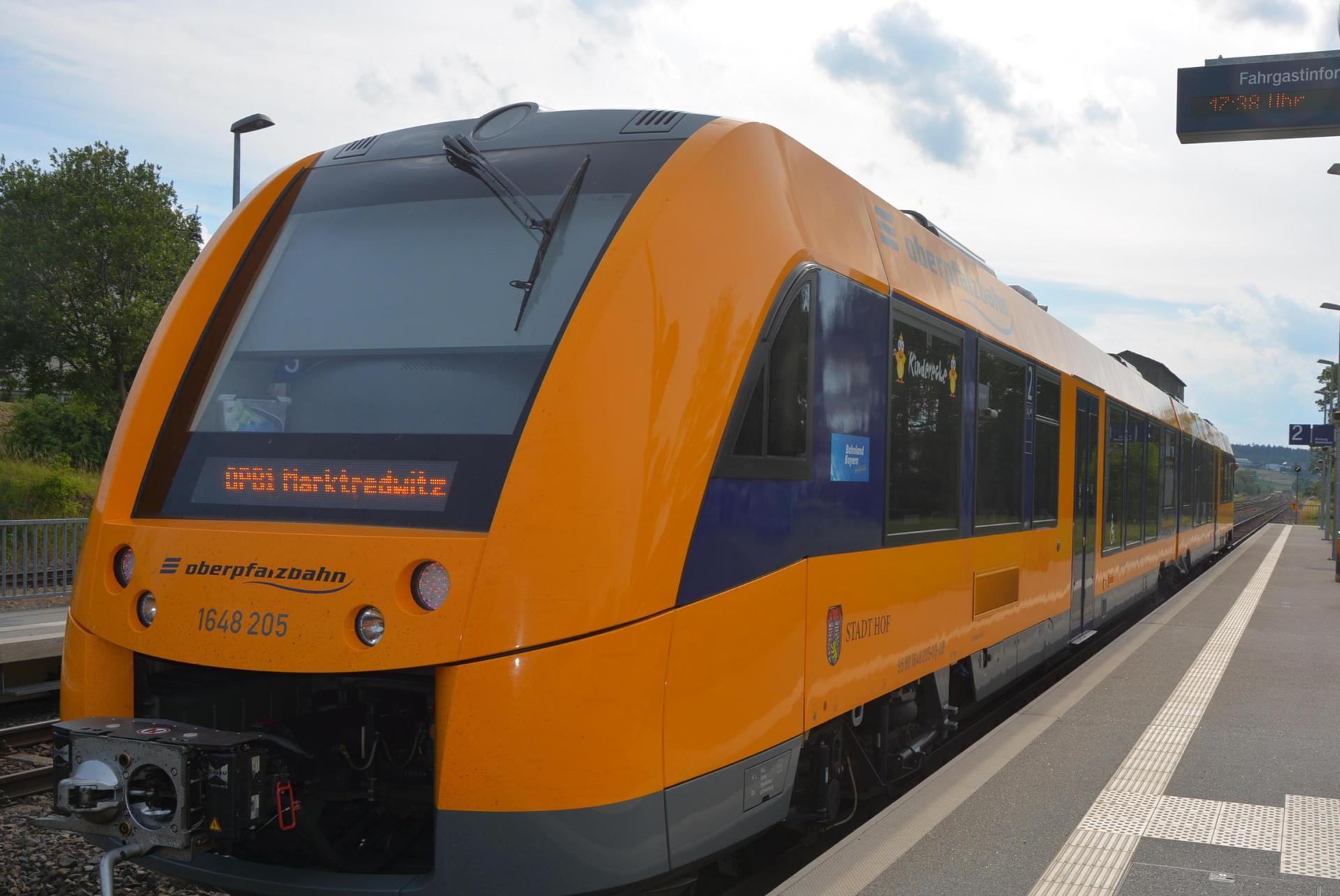 Die Bahnstrecke zwischen Marktredwitz und Schwandorf ist ab Montag, 17. August, für eine Woche gesperrt. Ersatzbusse werden eingesetzt. (Archivbild: wüw)