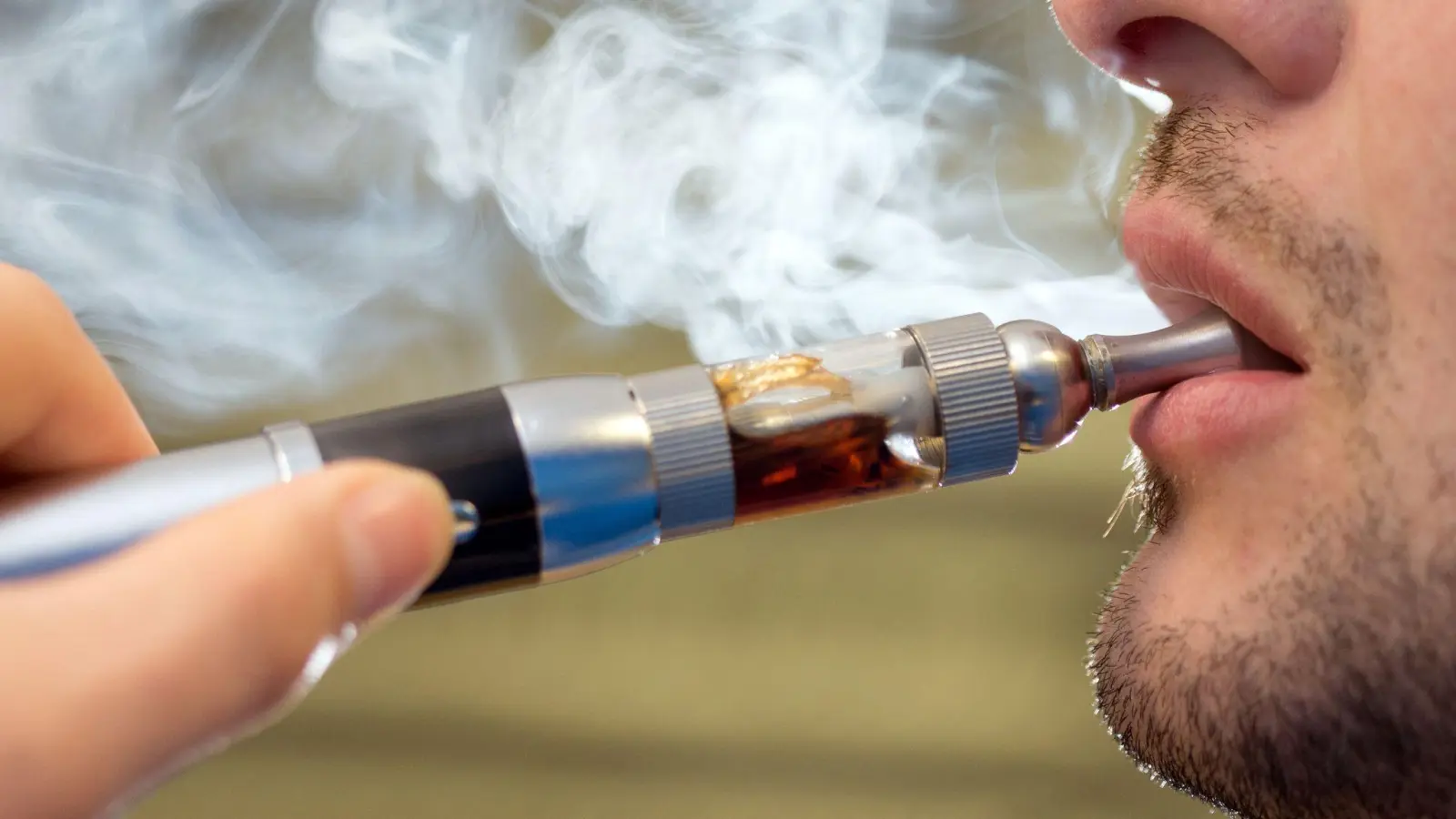 Immer öfter greifen Jugendliche zu E-Zigaretten. (Symbolbild) (Bild: Friso Gentsch/dpa)