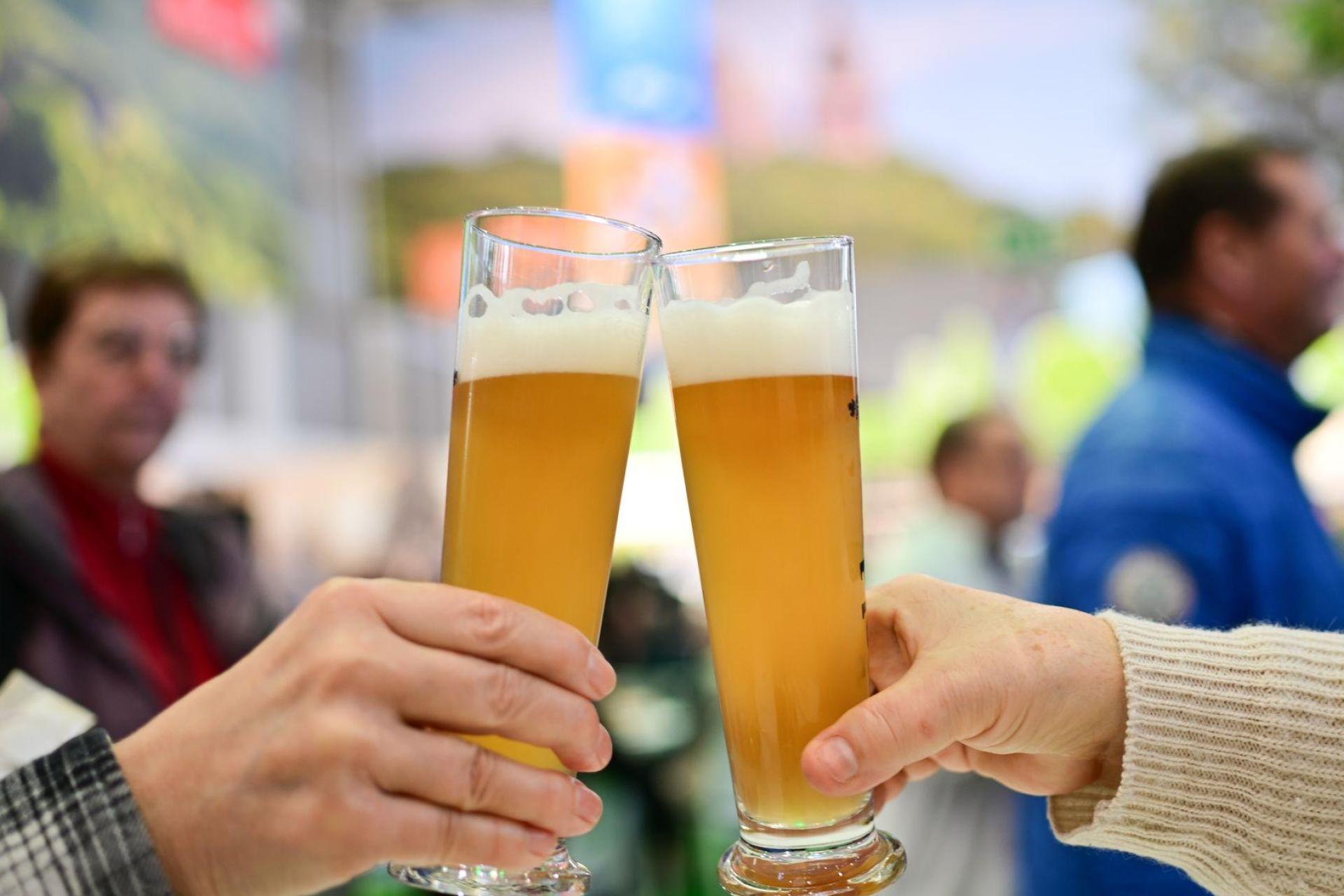 Vorsicht heißt es beim alkoholfreien Hefeweizen der Brauerei Gutmann. (Symbolbild) (Bild: Sebastian Christoph Gollnow/dpa)