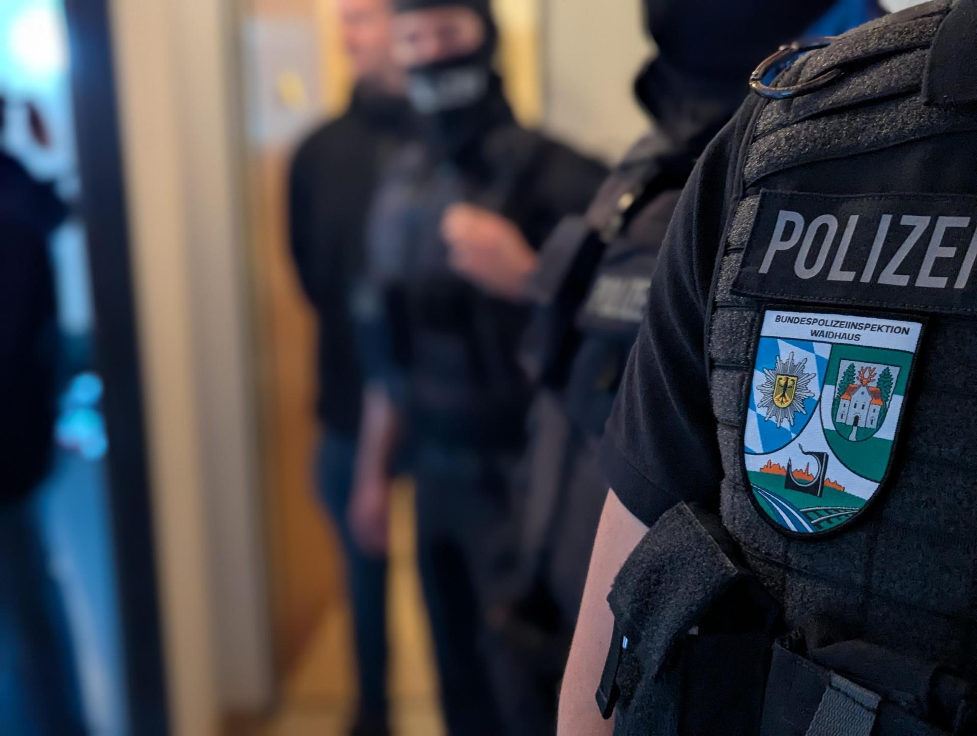 Die Bundespolizeiinspektion Waidhaus und die Staatsanwaltschaft Weiden führen umfangreiche Durchsuchungen wegen Verdachts der gewerbsmäßigen Einschleusung durch. (Symbolbild: Bundespolizei)