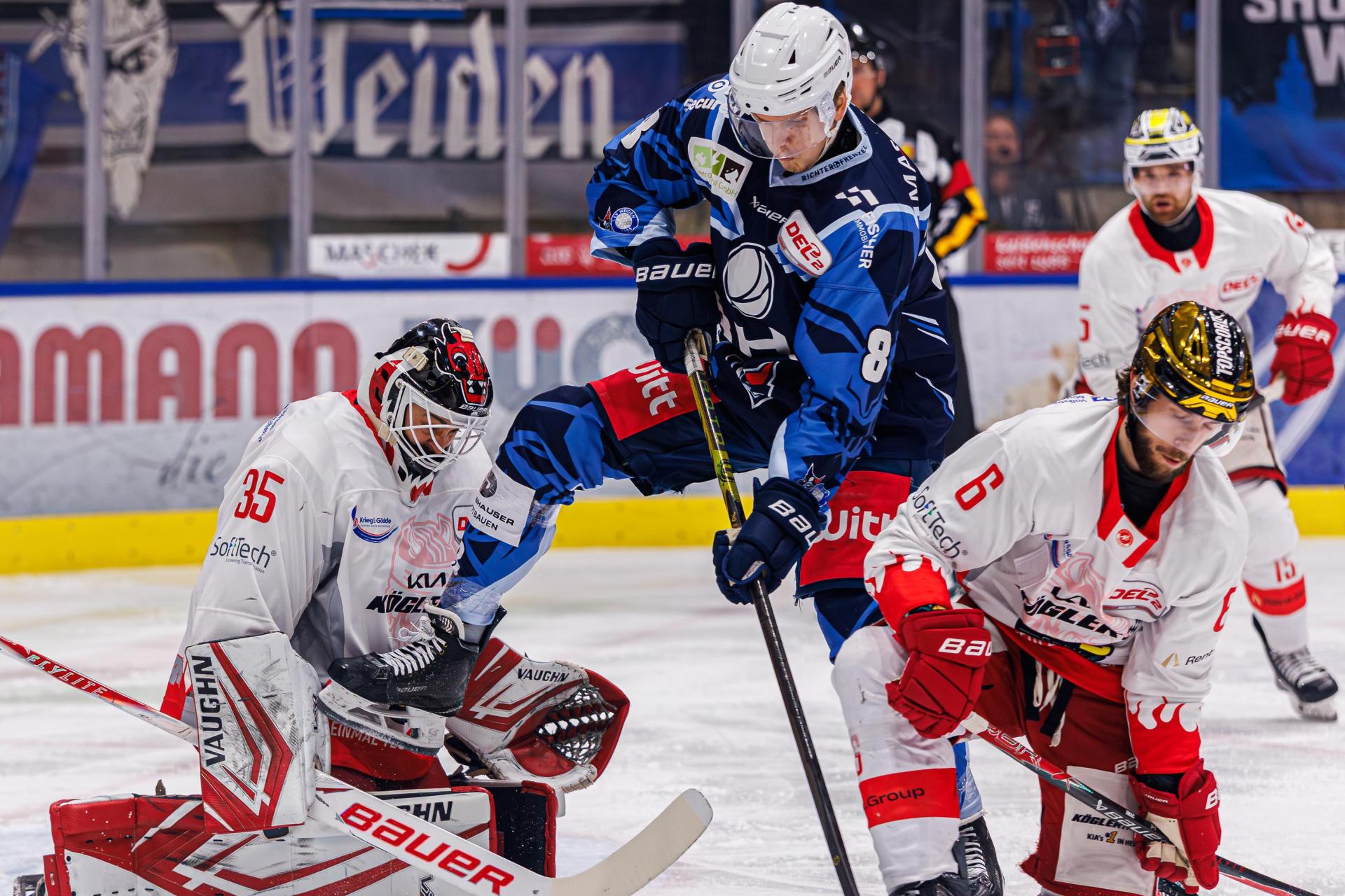 Akrobatischer Einsatz von Neal Samanski (Mitte) vor dem Bad Nauheimer Tor von Gerald „Jerry” Kuhn. (Bild: Werner Moller)