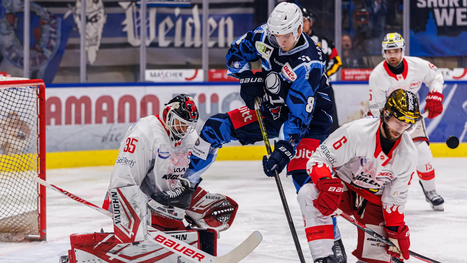 Akrobatischer Einsatz von Neal Samanski (Mitte) vor dem Bad Nauheimer Tor von Gerald „Jerry” Kuhn. (Bild: Werner Moller)