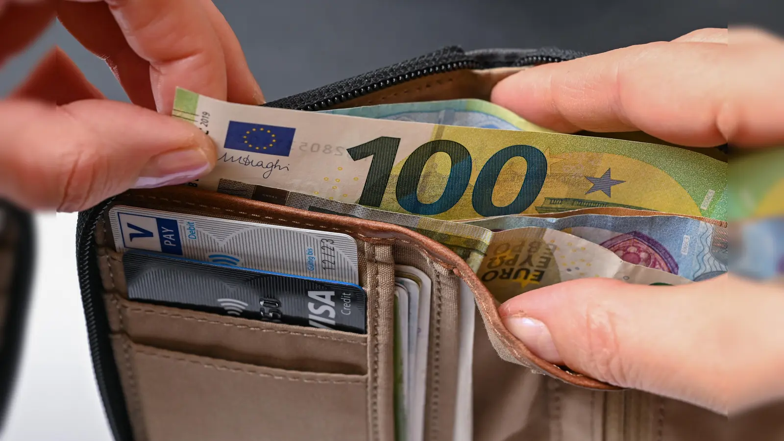 Ein Unbekannter schlug die Scheibe eines Mercedes ein und stahl daraus die Geldbörse eines 71-Jährigen.  (Symbolbild: Patrick Pleul/dpa)