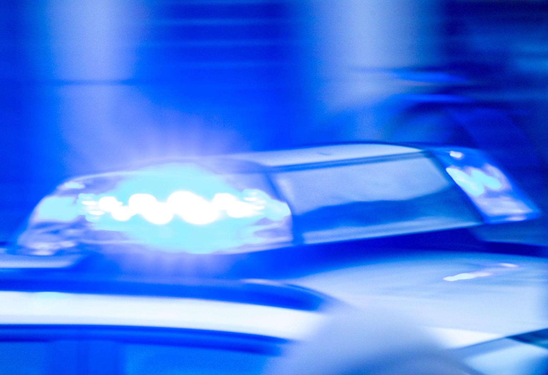 Ein Rucksack mit einer angeblichen Bombe löste am Nürnberger Hauptbahnhof einen Polizeieinsatz aus. (Symbolbild: Jens Büttner/dpa)