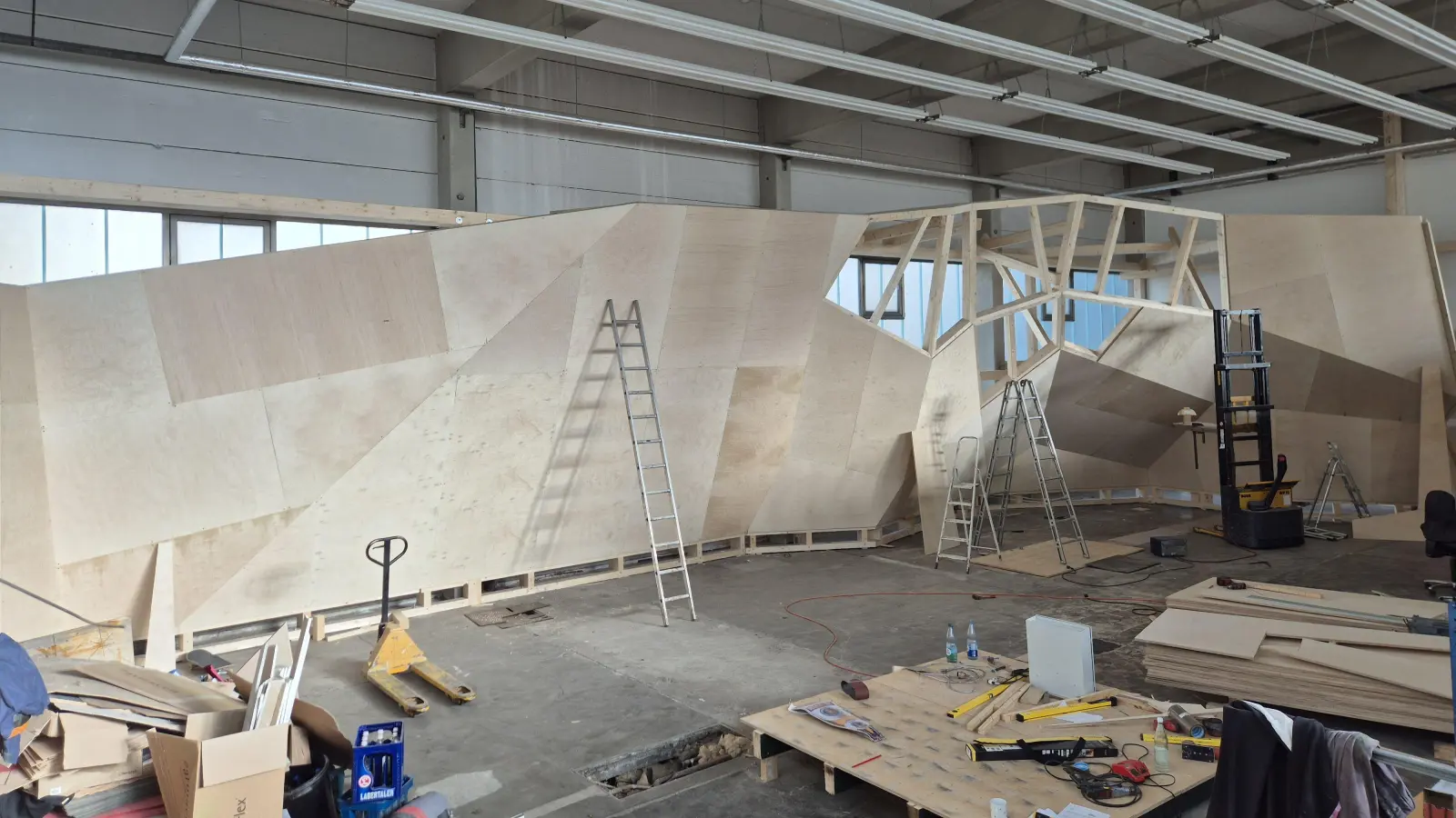 Im Amberger Milchhofviertel entsteht eine große Boulderhalle. Verantwortlich für das Projekt ist Chris Schubert. (Bild: Chris Schubert)