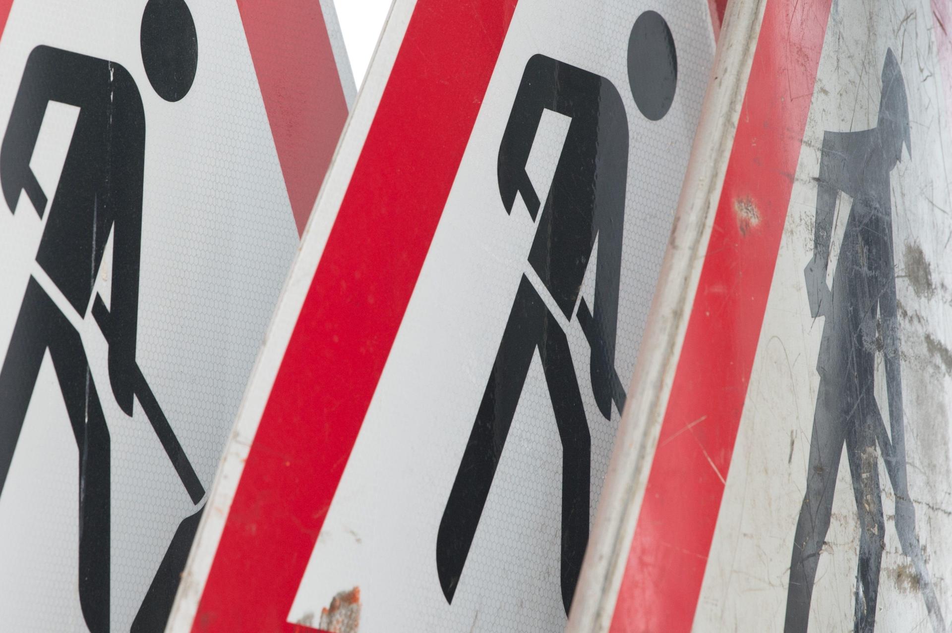 Die Heidecker Straße in Neustadt an der Waldnaab muss wegen Bauarbeiten gesperrt werden. (Symbolbild: Sebastian Kahnert/dpa)