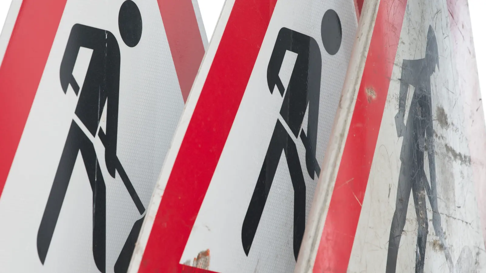 Wegen einer Baustelle wird die Erzherzog-Karl-Straße in Amberg ab 13. April gesperrt.  (Symbolbild: Sebastian Kahnert/dpa)