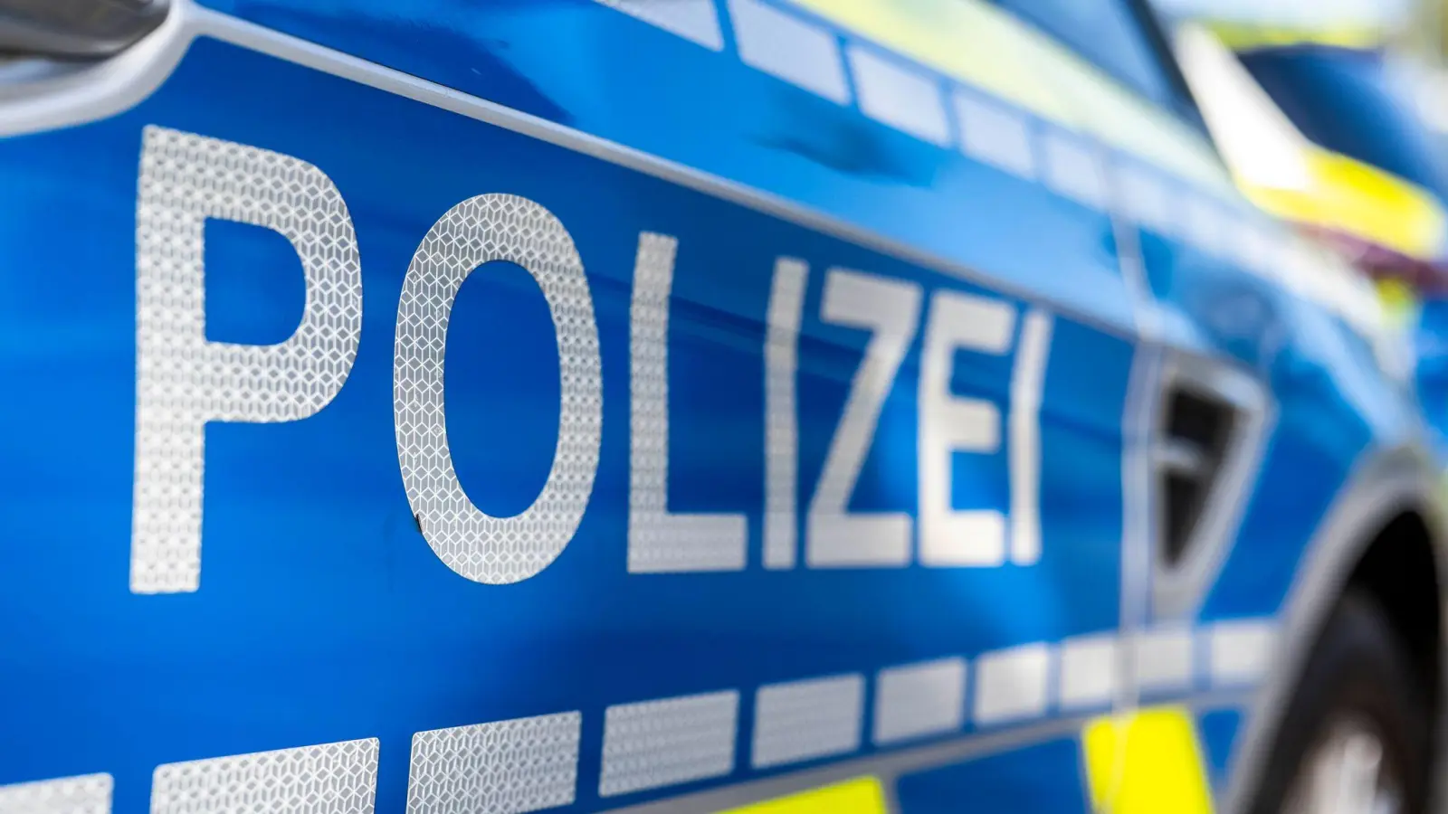 Mindestens 80.000 Euro Schaden entstanden an den geparkten Fahrzeugen auf dem Autohausgelände. (Symbolbild: David Inderlied/dpa)