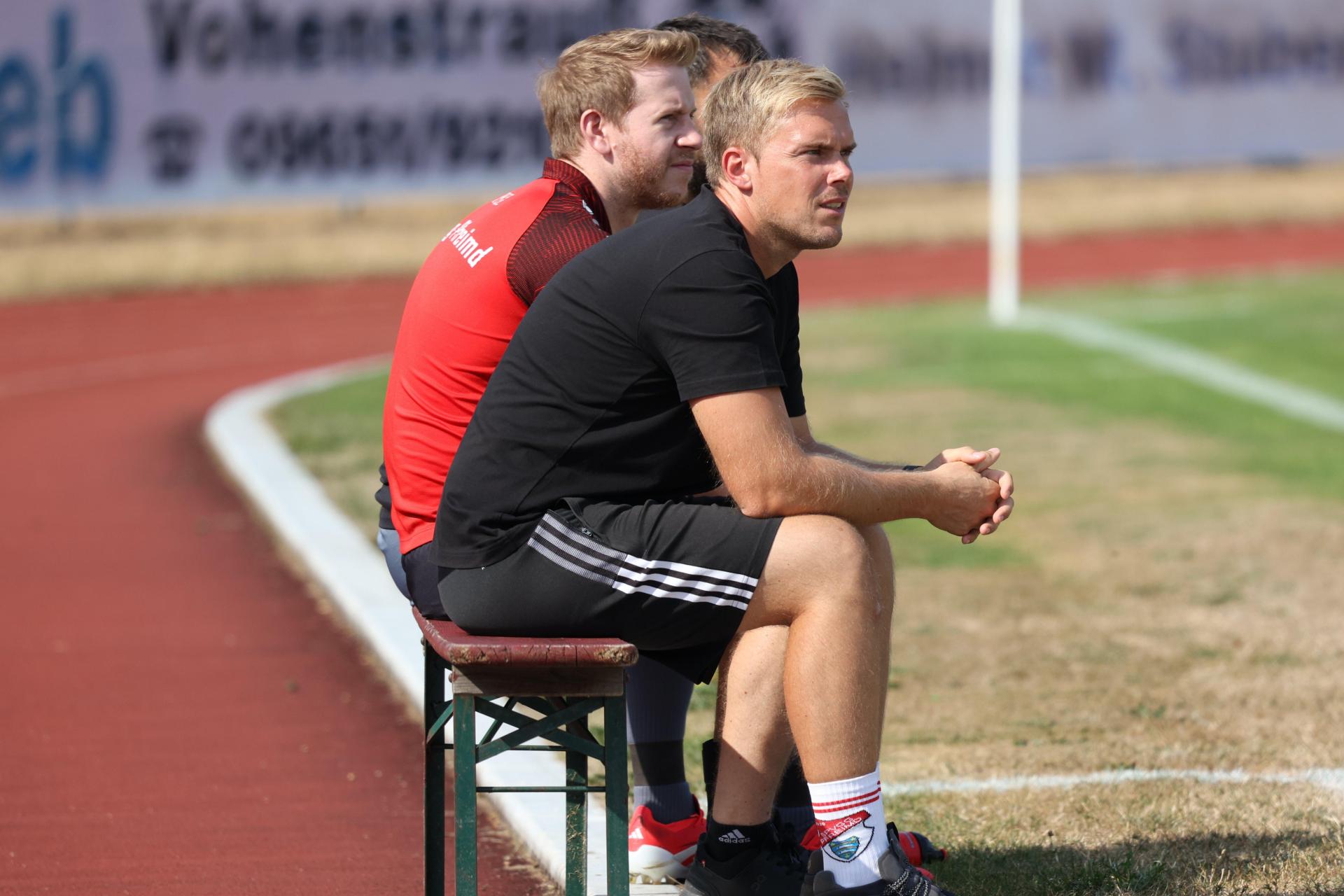 Die SpVgg Pfreimd und Trainer Michael Hartlich (vorne) ereilte das Pokal-Aus. (Archivbild: Dieter Jäschke)