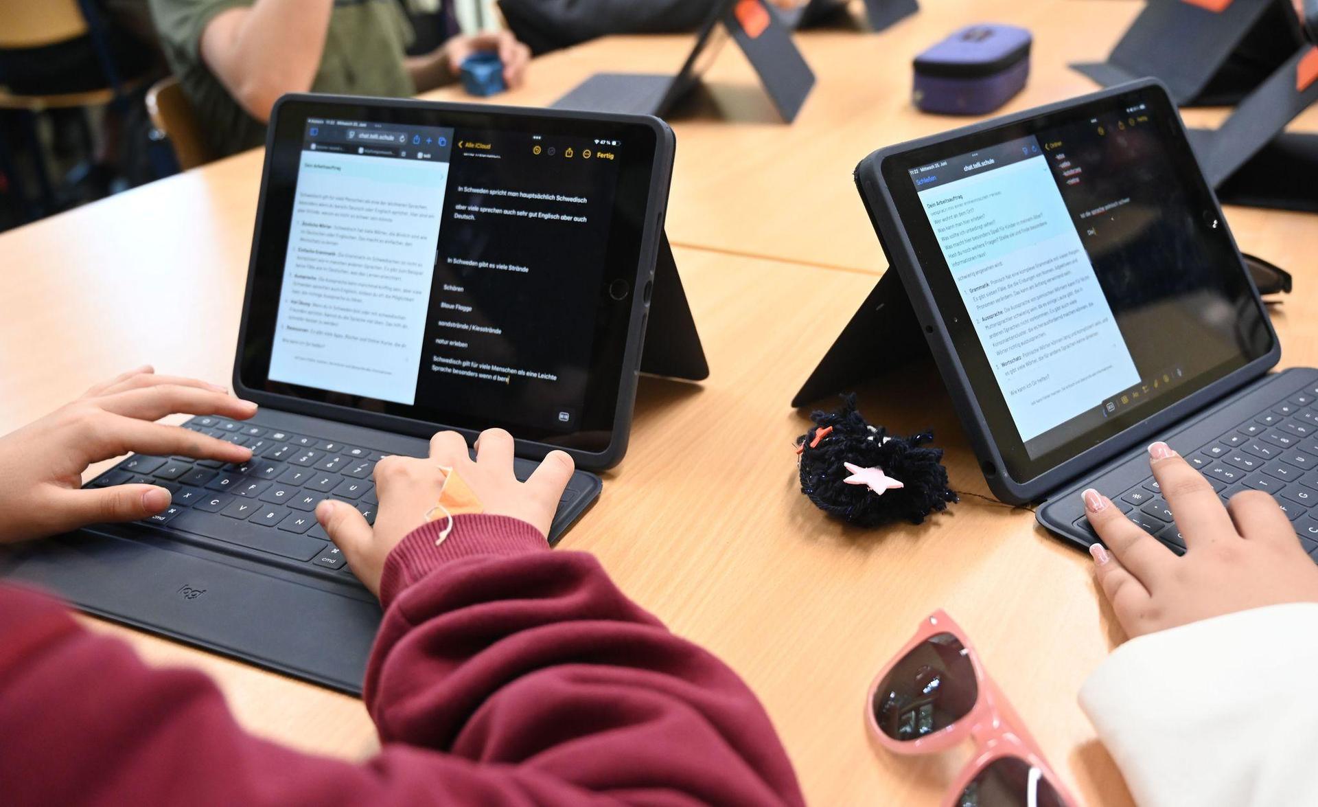 Laut Umfrage nutzen fast alle älteren Schüler KI-Tools. (Symbolbild) (Bild: Carmen Jaspersen/dpa)