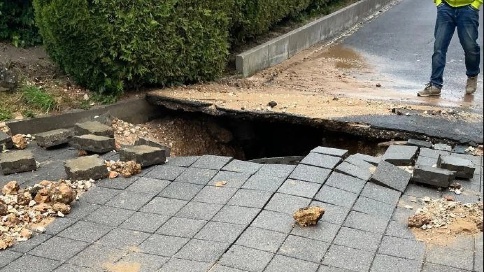 Am Katharinenfriedhof in Amberg gab es Wasserrohrbruch. (Bild: Karoline Gajeck-Scheuck)