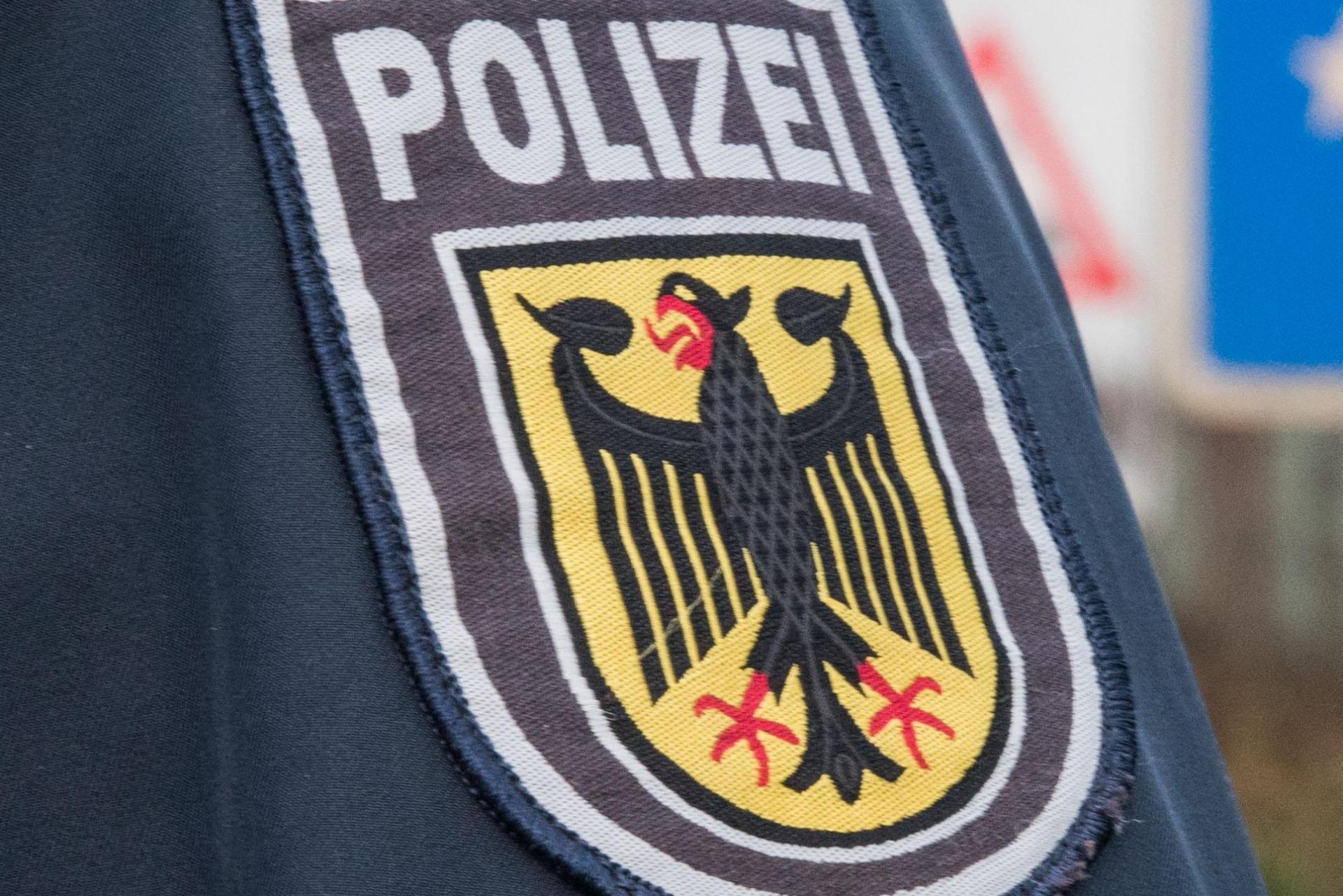Drei gesuchte Männer hat die Bundespolizei an der deutsch-tschechischen Grenze an der A 6 festgenommen. (Symbolbild: Bundespolizei)