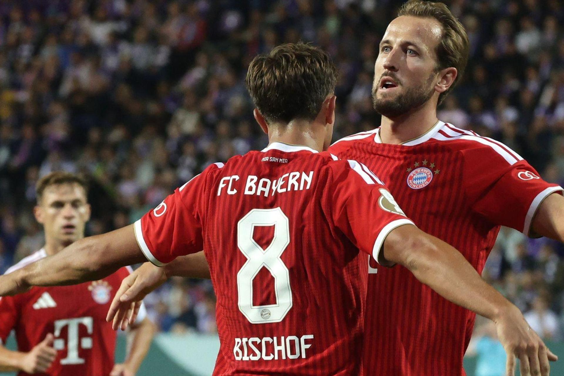 DFB-Pokal: Tom Bischof jubelt mit Teamkollege Harry Kane (r) über seinen Treffer zum 1:2. (Bild: David Ebener/dpa)