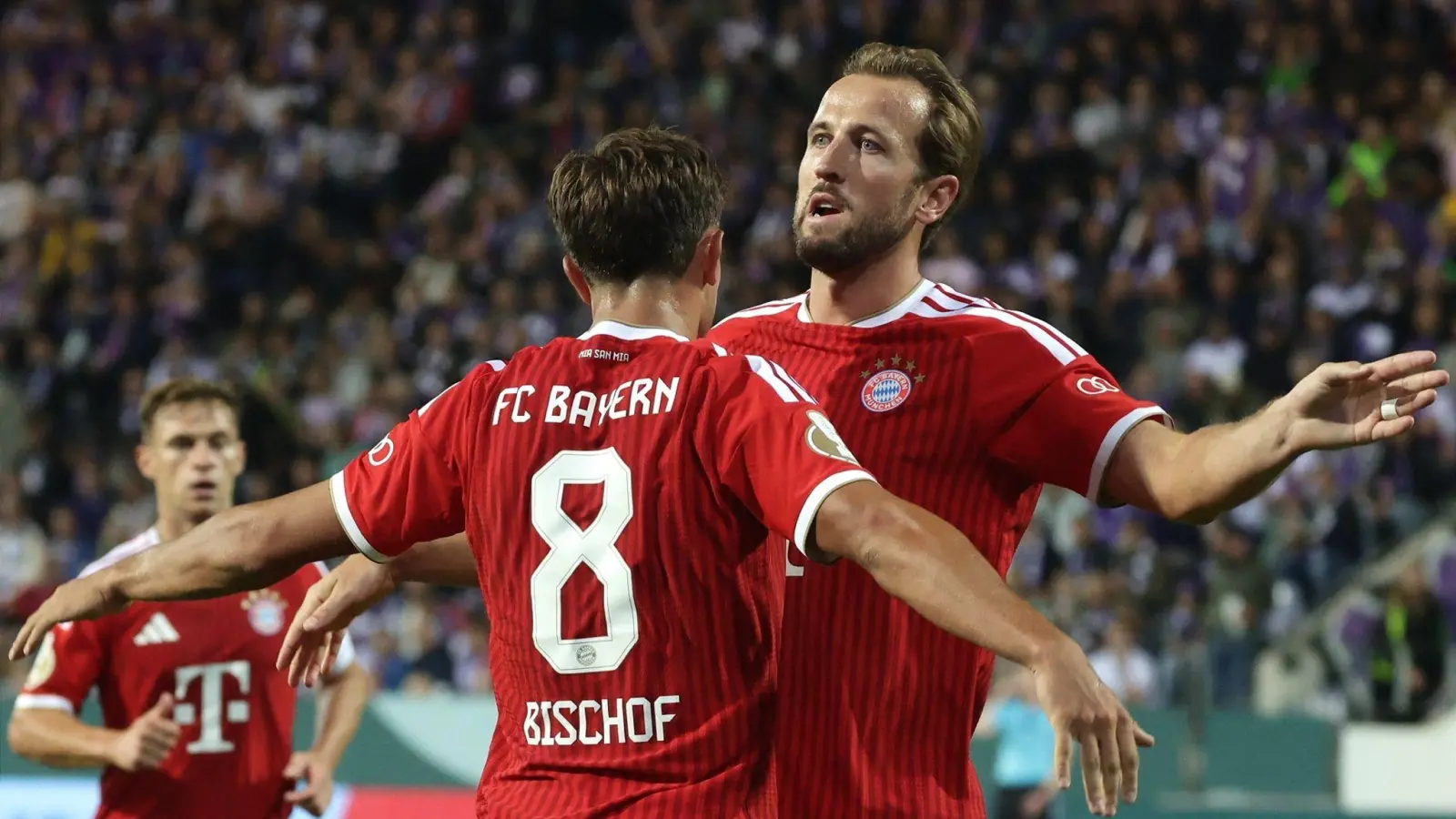 DFB-Pokal: Tom Bischof jubelt mit Teamkollege Harry Kane (r) über seinen Treffer zum 1:2. (Bild: David Ebener/dpa)