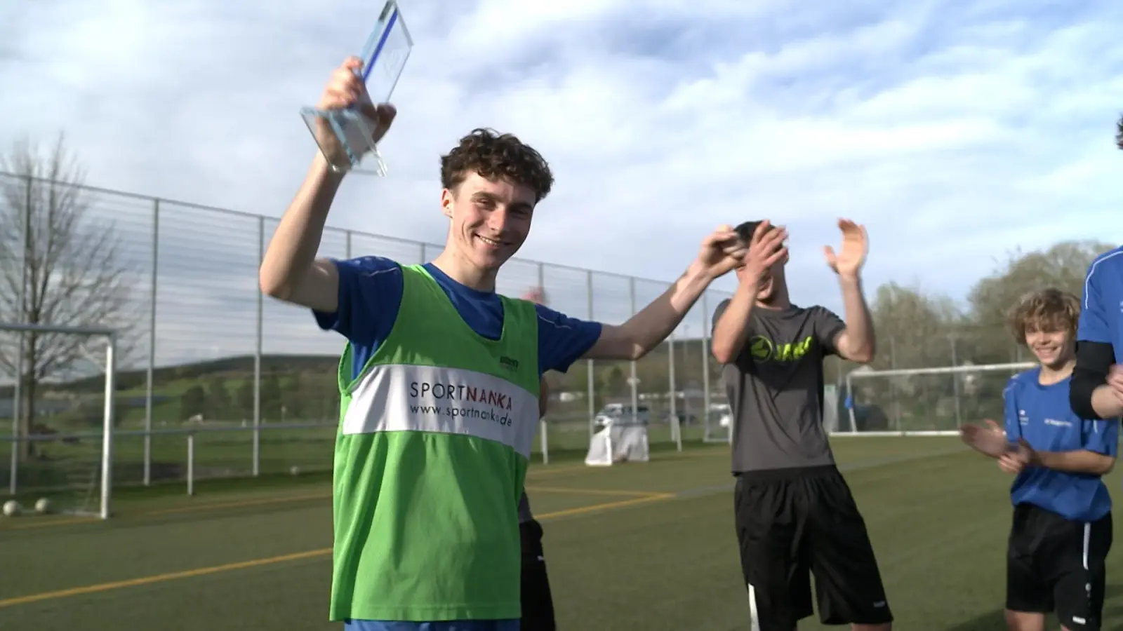 Felix Belzner mit dem „Bayern-Treffer”-Pokal. Er wurde zweiter bei der Wahl zum Bayern-Treffer der Saison 2024/25. (Archivbild: BR)