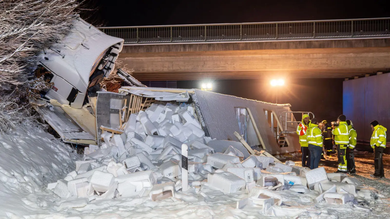 Auf der A 93 ist ein mit Fisch beladener Lkw von der Fahrbahn abgekommen. (Bild: Lars Haubner/News5/dpa)