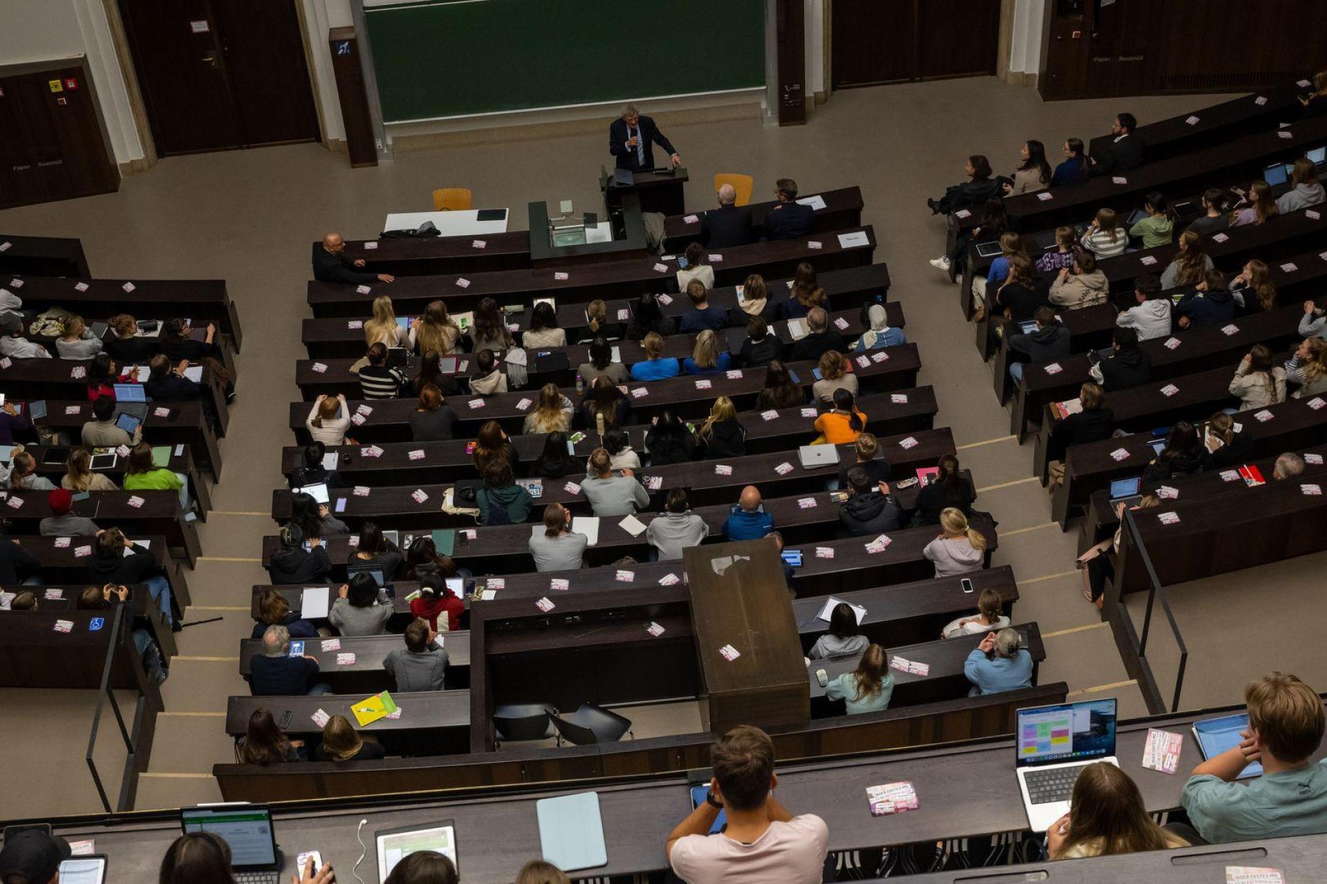 An Bayerns Hochschulen geht das Wintersemester los. (Archivbild: Peter Kneffel/dpa)