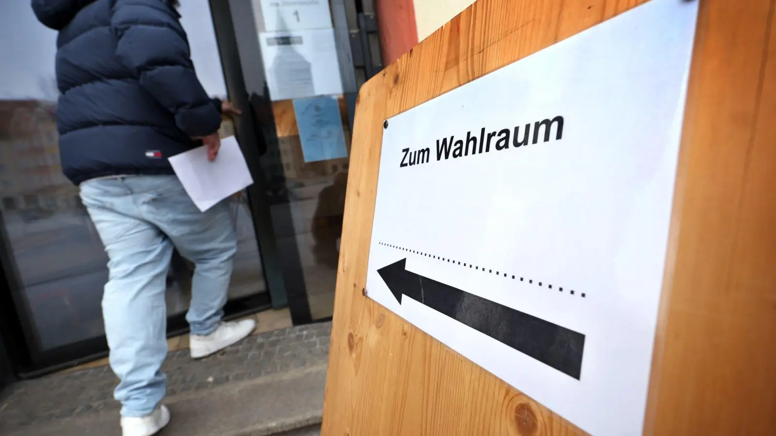 In Bayern waren am Sonntag die Stichwahlen für Bürgermeister, Oberbürgermeister und Landräte.  (Bild: Karl-Josef Hildenbrand/dpa)