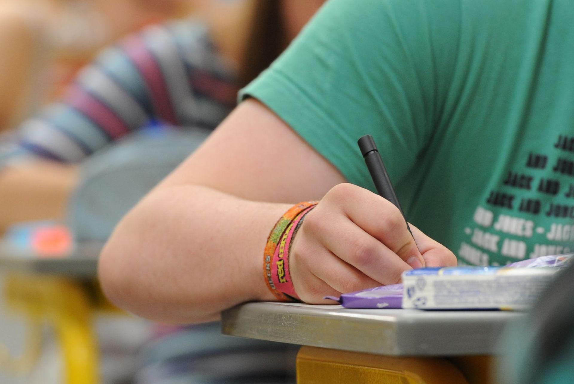 In der Volkshochschule Sulzbach-Rosenberg wurde ein Täuschungsversuch bei einem Deutschtest aufgedeckt. (Symbolbild: Armin Weigel/dpa)