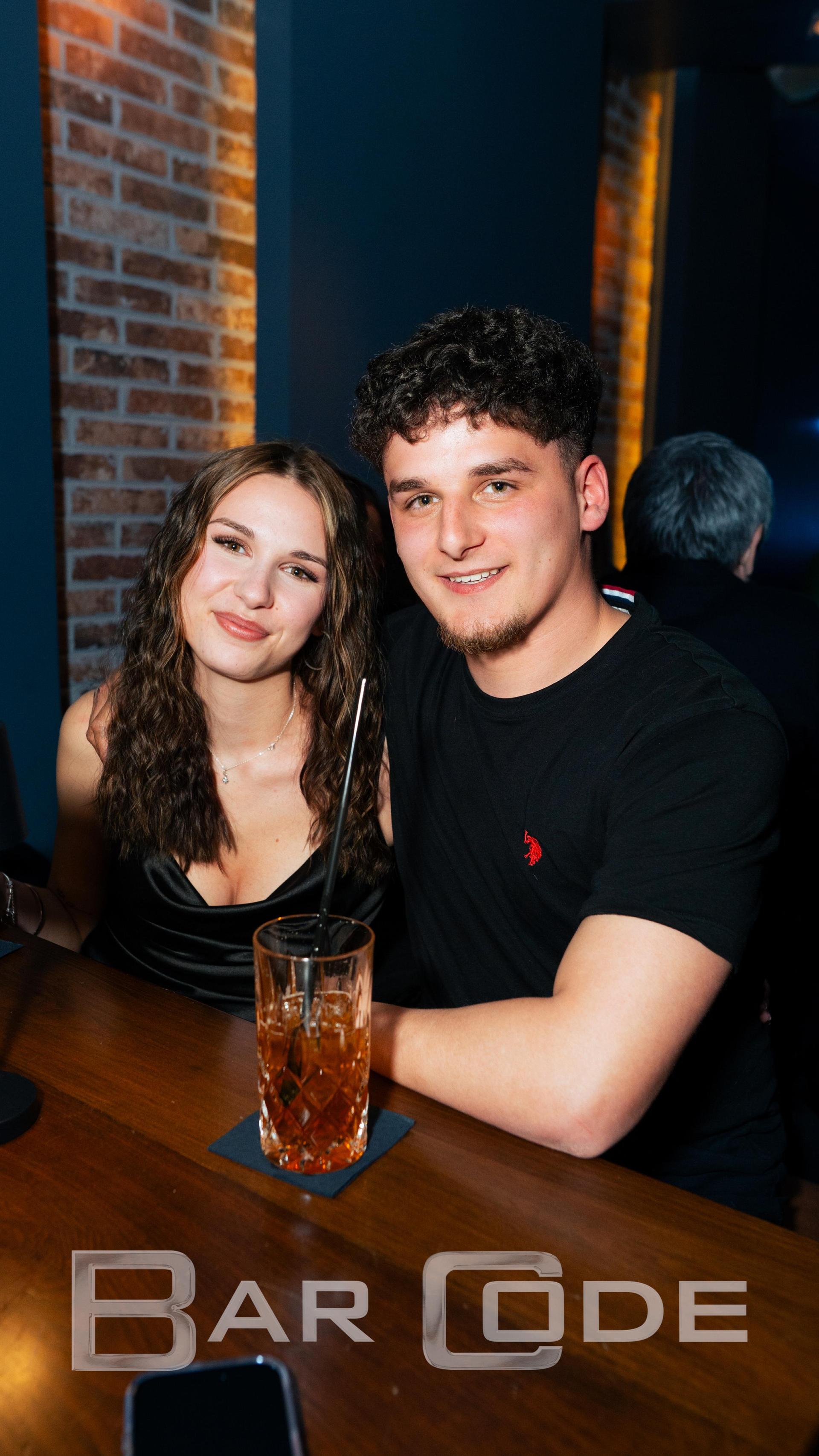 Cocktails, Bier und gute Laune gabs im Barcode am Samstagabend. (Bild: Hannes Stock)