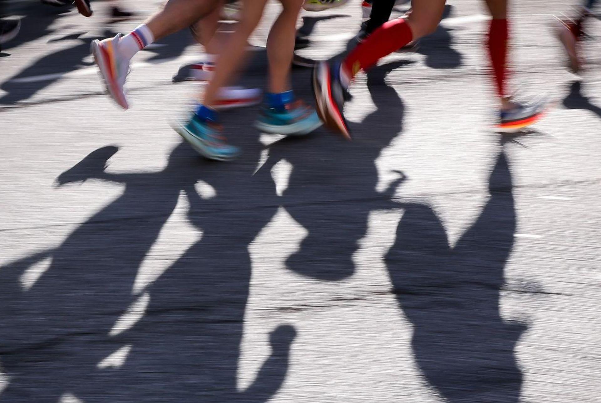 Beim Halbmarathon im niederländischen Leiden ist eine 15-Jährige zusammengebrochen und gestorben. (Symbolbild: Christian Charisius/dpa)