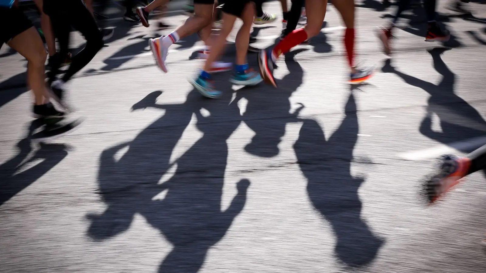 Beim Halbmarathon im niederländischen Leiden ist eine 15-Jährige zusammengebrochen und gestorben. (Symbolbild: Christian Charisius/dpa)