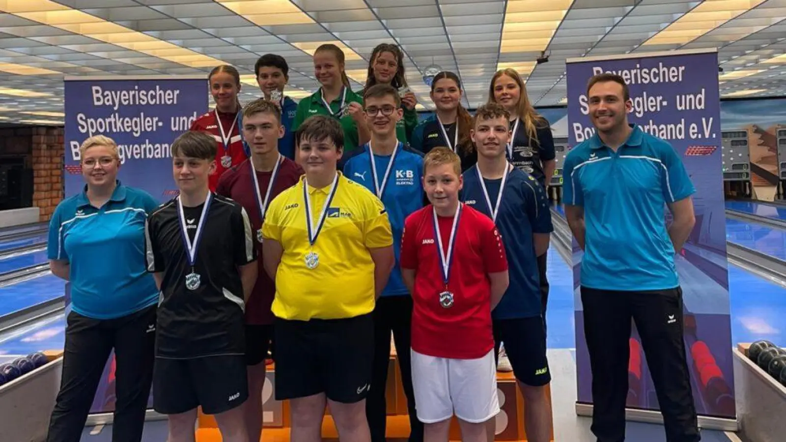 Strahlende Gesichter nach der Siegerehrung der einzelnen Alterklassen. Mit Leon Plößel (vorne Mitte) und Luca Diermeier (Reihe zwei, Mitte) gingen zwei Titel in die Oberpfalz.  (Bild: Uwe Rupprecht)