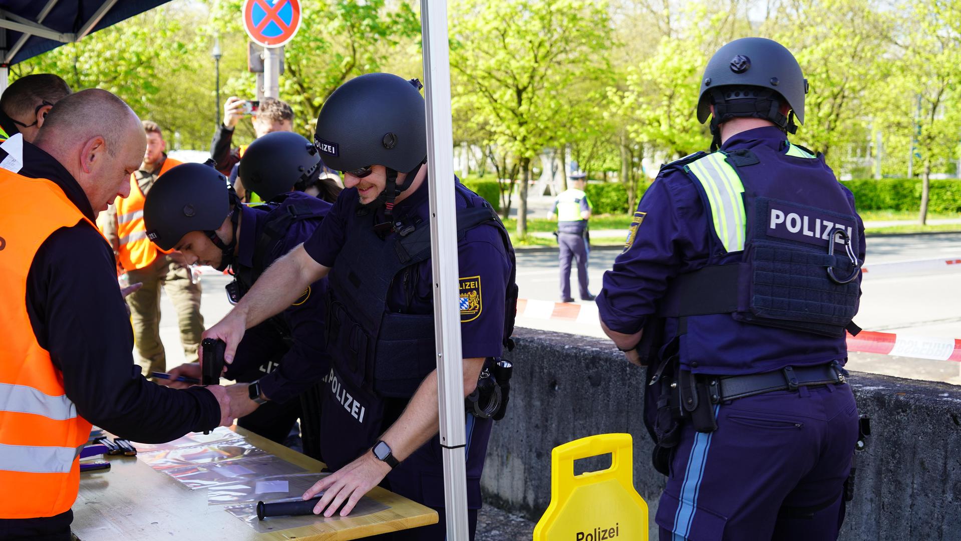 Die Beamten mussten ihre echten Waffen und Munition abgeben.  (Bild: mcl)