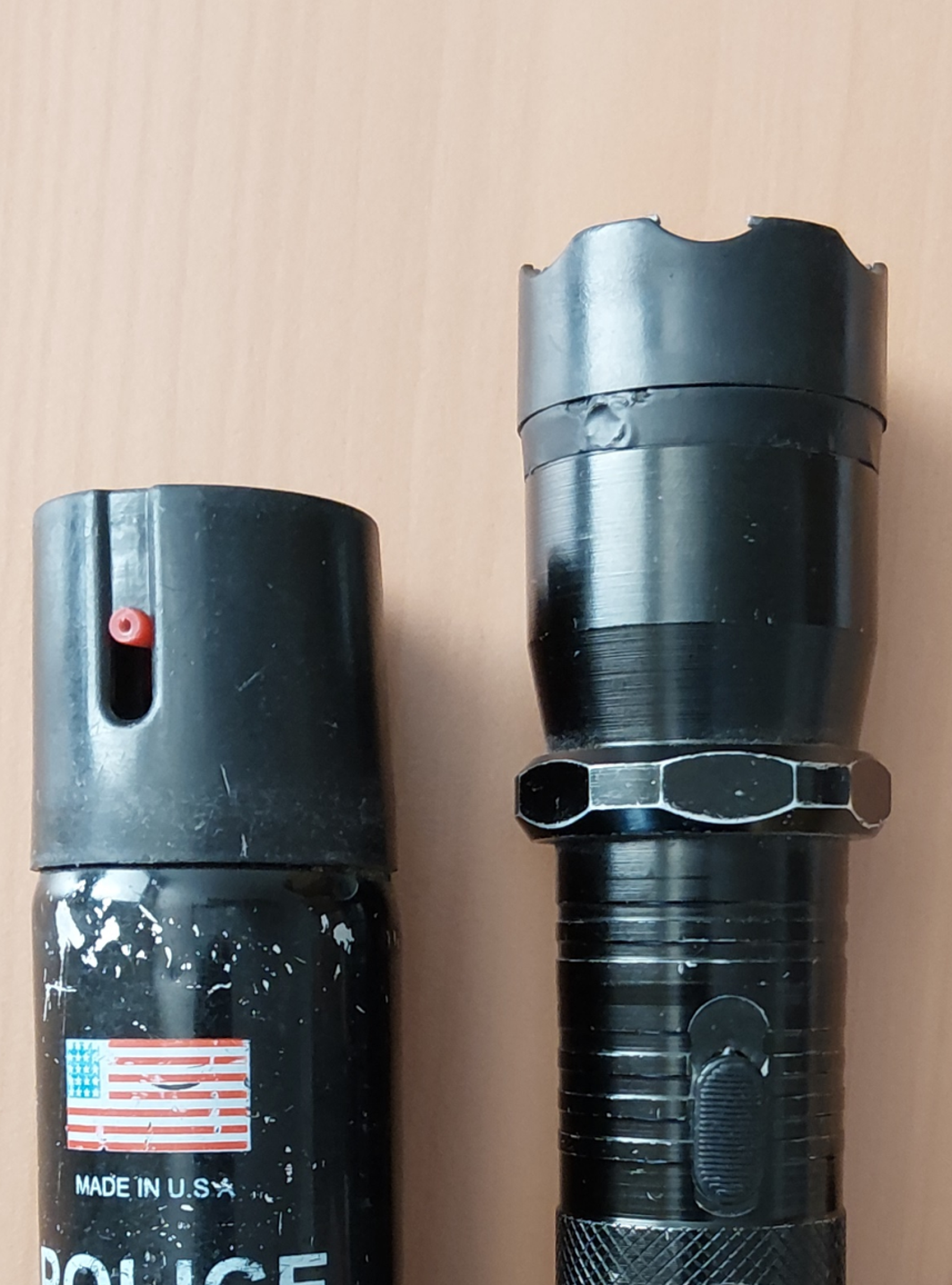 Bei einer Kontrolle bei Waidhaus entdeckte die Bundespolizei verbotene Waffen in einem Kleintransporter: Ein verbotenes Spray und ein als Taschenlampe getarntes Elektroimpulsgerät. (Symbolbild: Bundespolizei)
