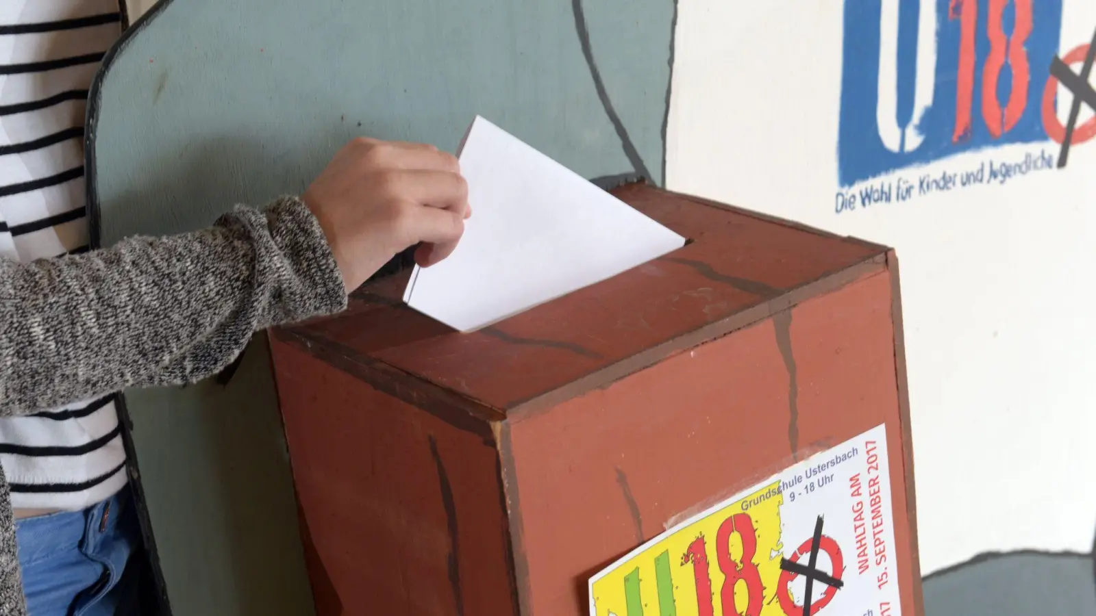Wählen fast wie in echt: Kinder und Jugendliche sind zur U18-Wahl aufgerufen. Auch in Amberg gibt es zwei Wahllokale. (Archivbild: Stefan Puchner/dpa)
