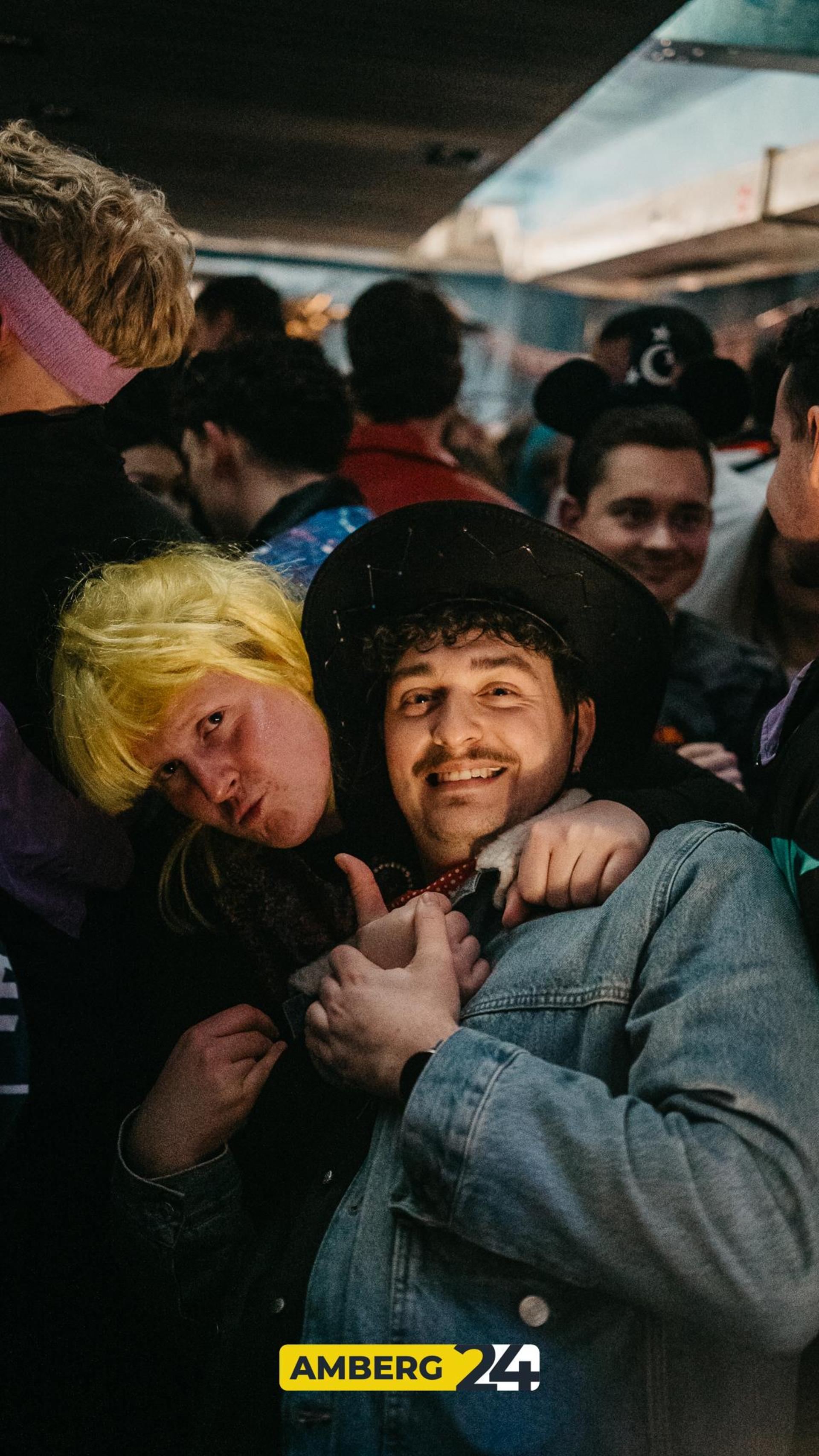 Auch im Blauen Haus waren am Donnerstag die Hexen los.  (Bild: Mario Donhauser)