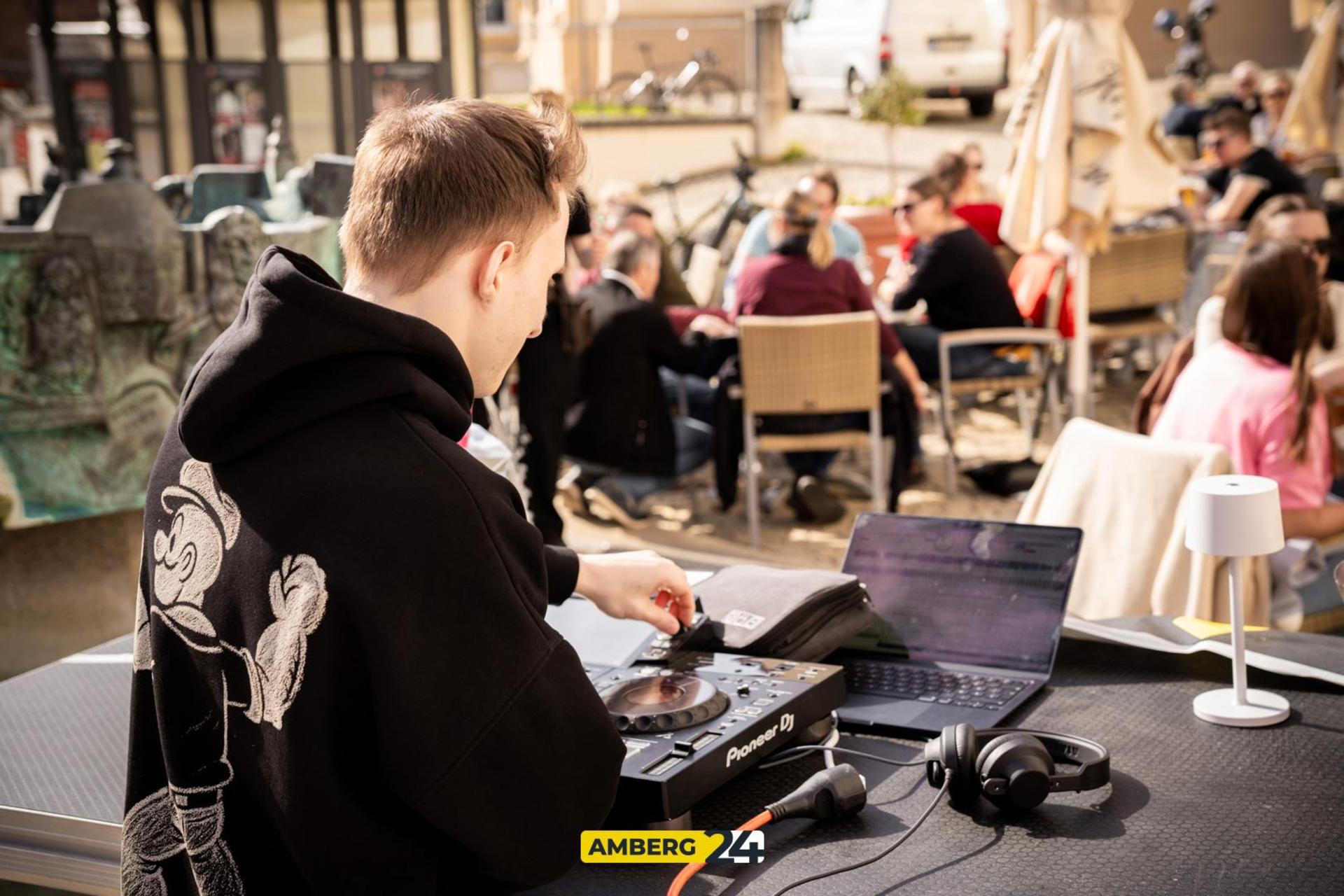 Daydrinking am Ostersonntag im Herzog. (Bild: Julia Bär)