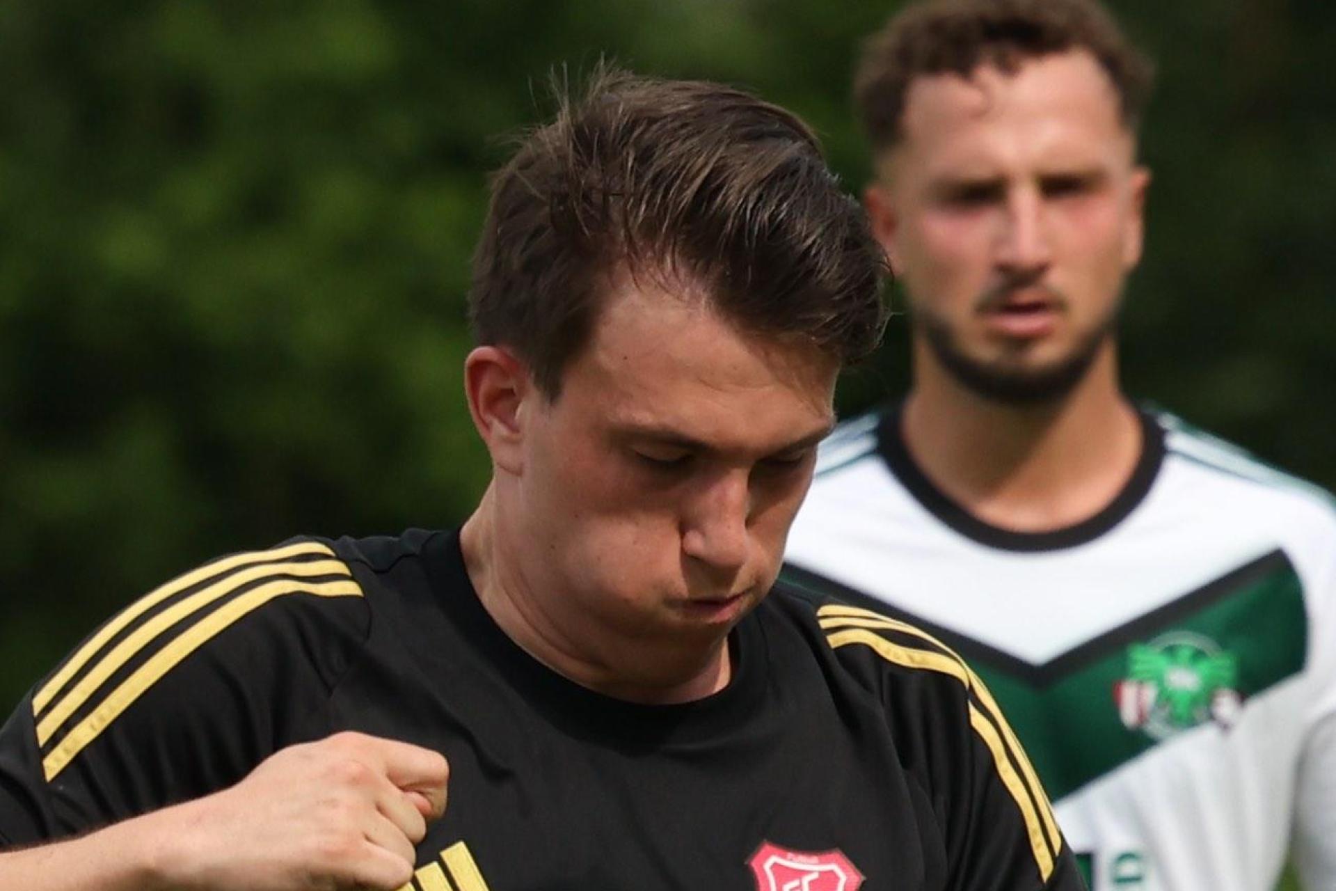 Jonas Held (Mitte) versucht sich gleich gegen drei Gegenspieler durchzutanken. Dem SC Luhe-Wildenau wird der Mittelfeldspieler länger fehlen.  (Archivbild: Dieter Jäschke )