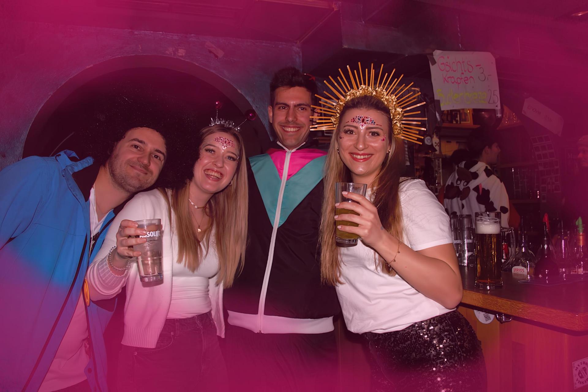 Das blaue Haus erfreute sich auch am Rosenmontag vieler vernarrter Besucher. (Bild: Marlin Nixdorf)