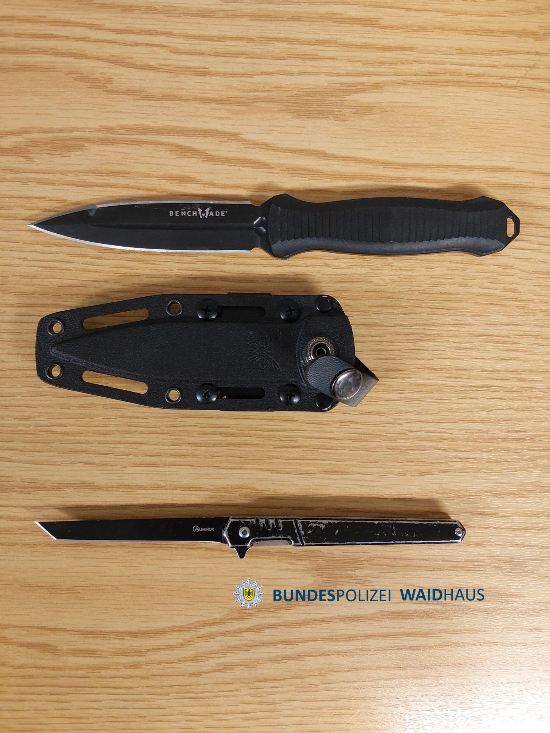 Bei einer Kontrolle am Grenzübergang Tillyschanz bei Eslarn entdeckt die Bundespolizei Waffen, Drogen und Böller bei einer Gruppe von Rockern. Die Männer stammen aus der Schweiz. (Bild: Bundespolizei Waidhaus)