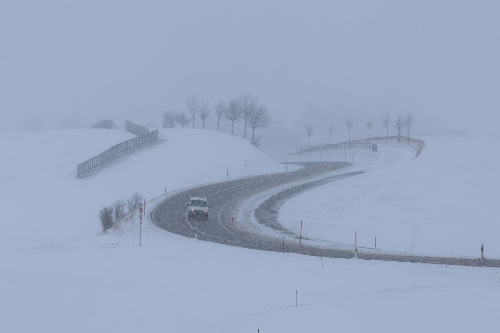 Der Deutsche Wetterdienst warnt vor Schnee. (Symbolbild: Karl-Josef Hildenbrand/dpa)